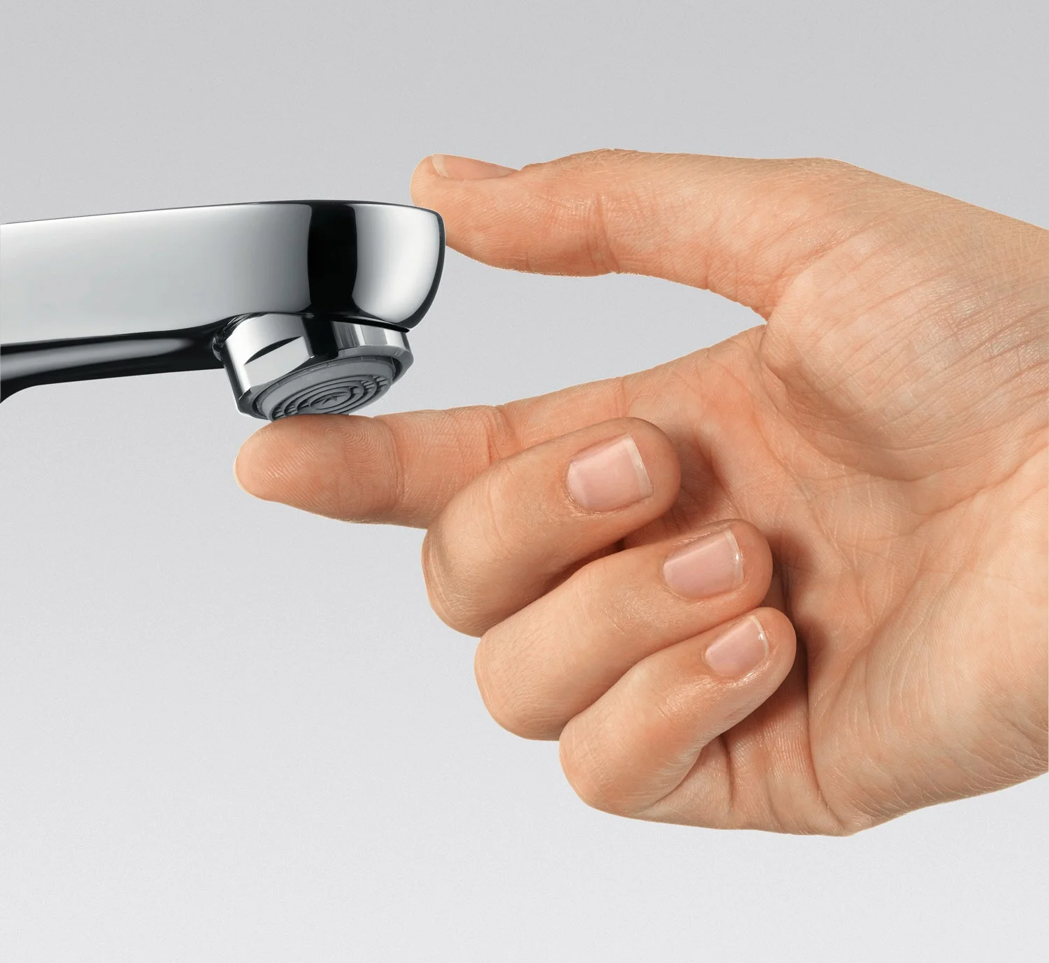 Zbliżenie kranu z ręką, hansgrohe