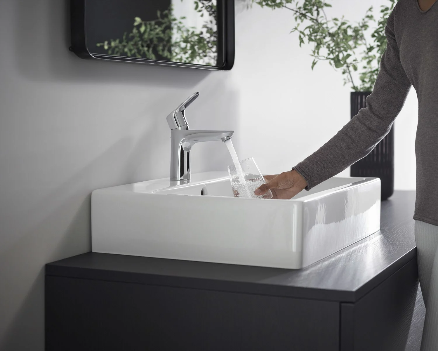 Mieszacz jednouchwytowy przy umywalce z wodą i ręką, hansgrohe
