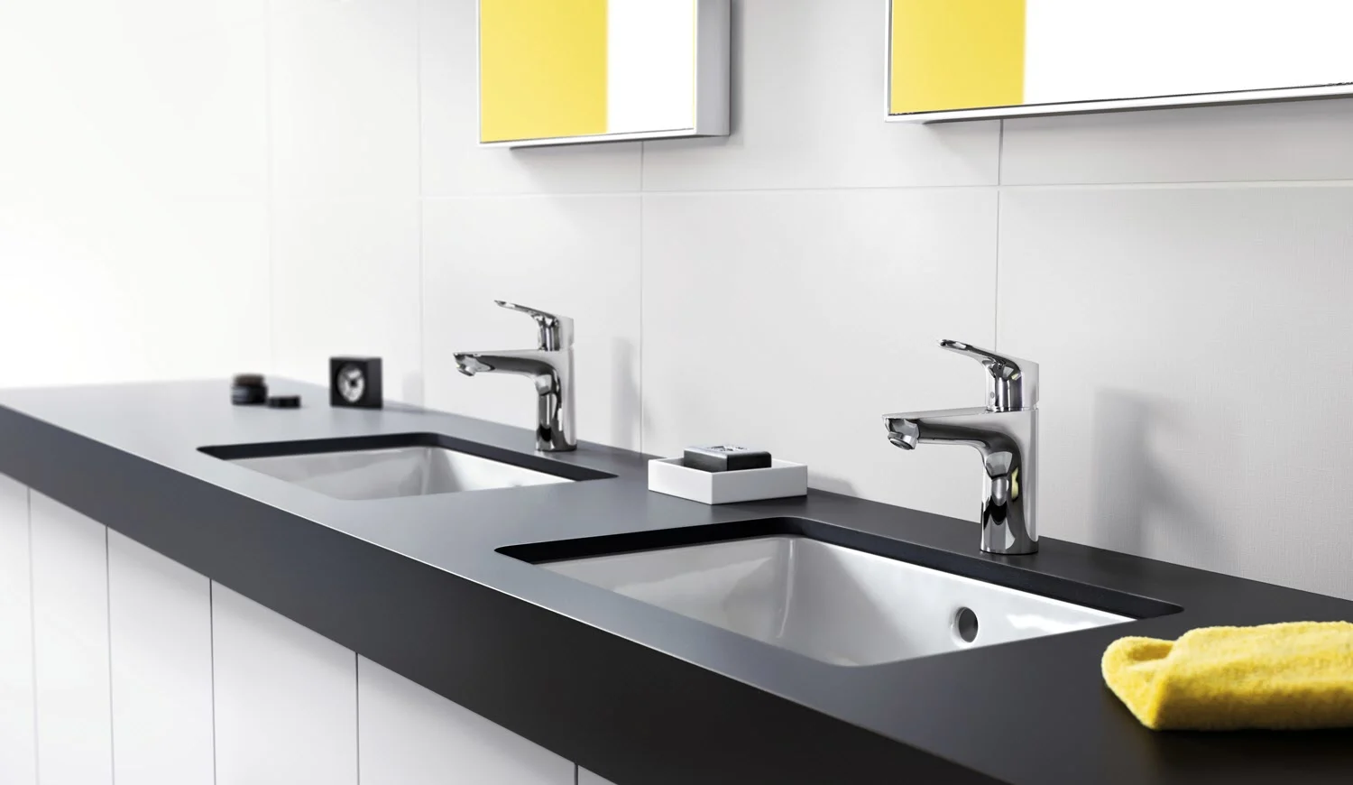 Dwie umywalki z bateriami jednouchwytowymi z bliska, hansgrohe
