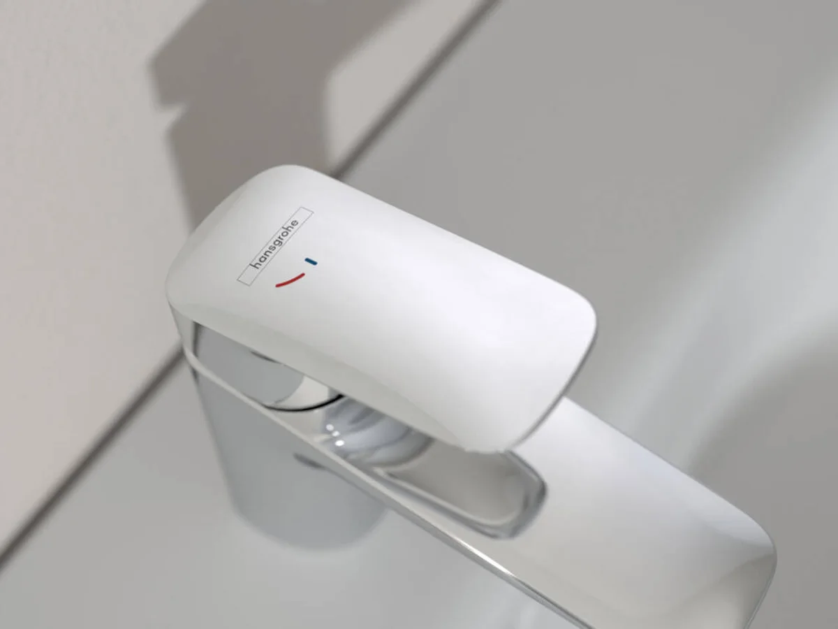Biała bateria umywalkowa w zbliżeniu, hansgrohe
