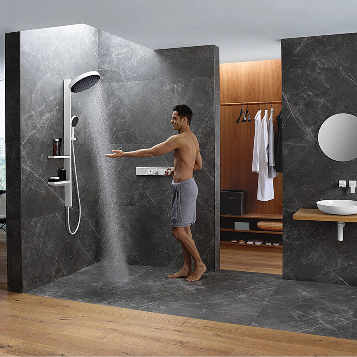 Mężczyzna pod prysznicem z głowicą Hansgrohe w łazience, hansgrohe