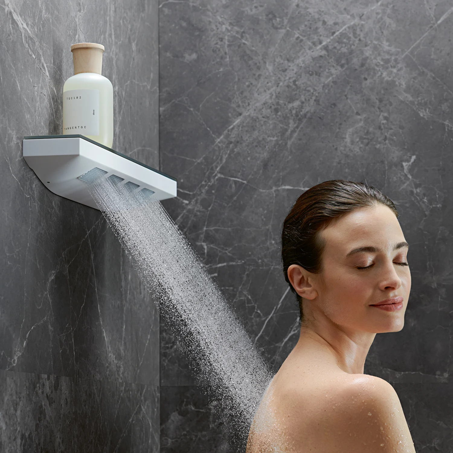 Kobieta ciesząca się prysznicem z wodnym strumieniem, hansgrohe