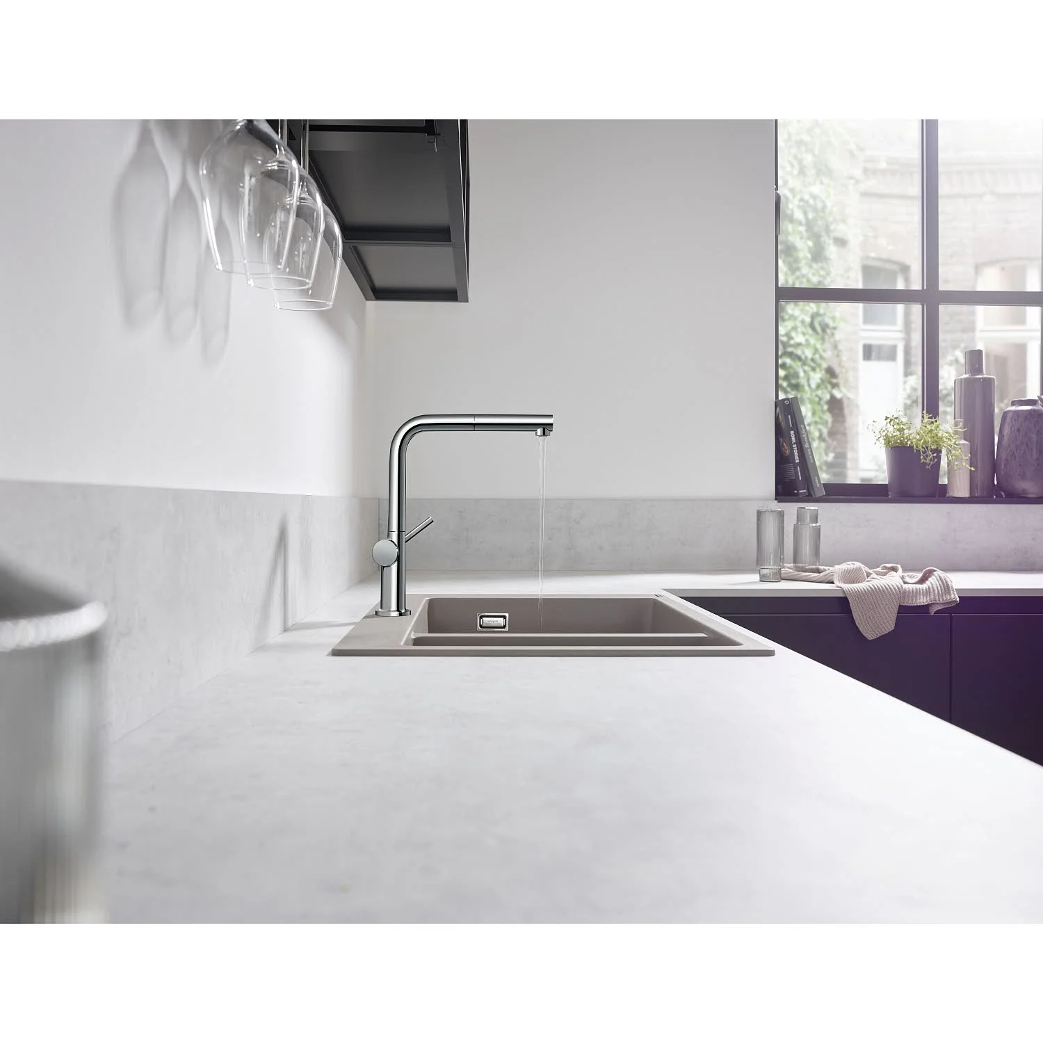 Zbliżenie na baterię kuchenną bez osoby, hansgrohe