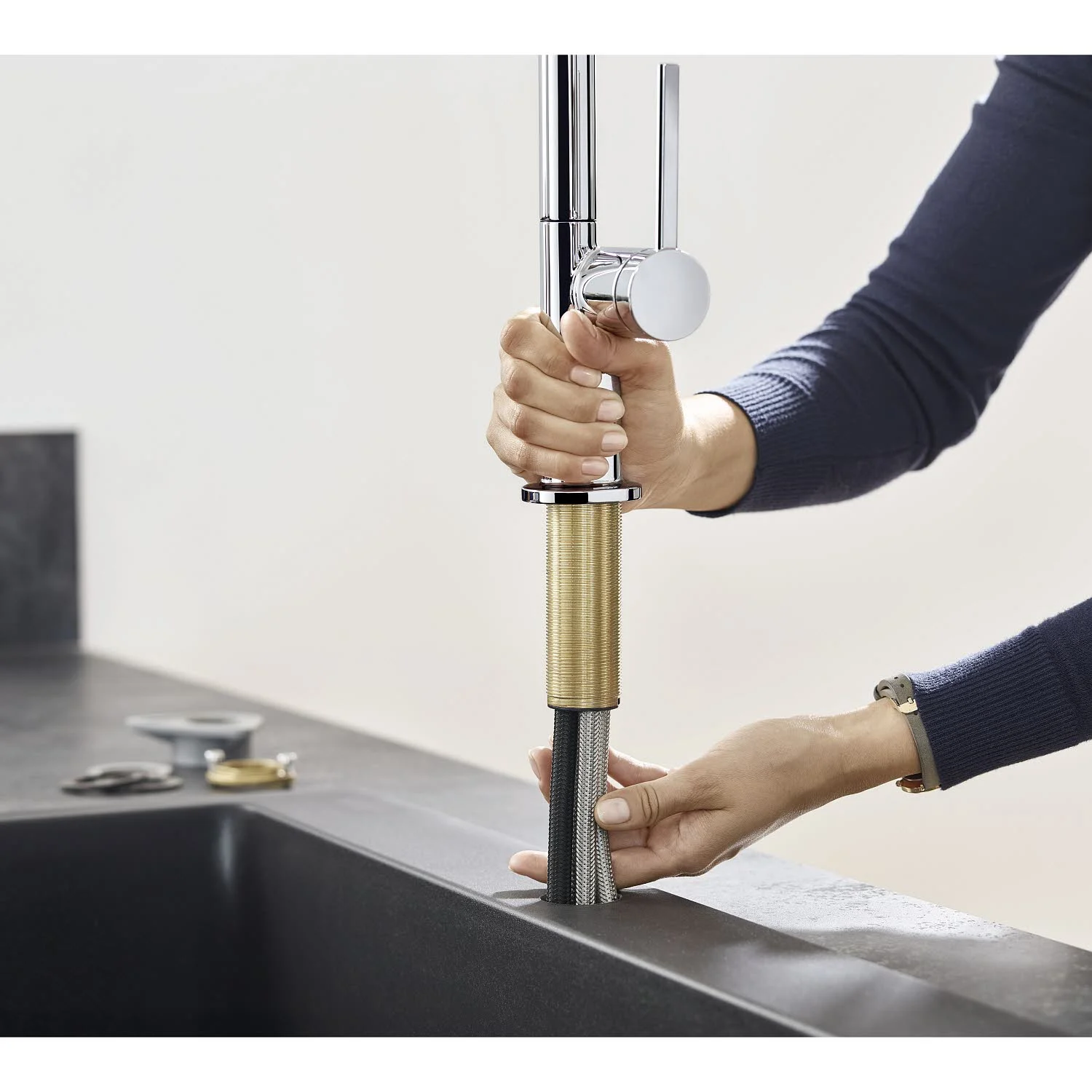 Instalacja baterii kuchennej w zbliżeniu, hansgrohe