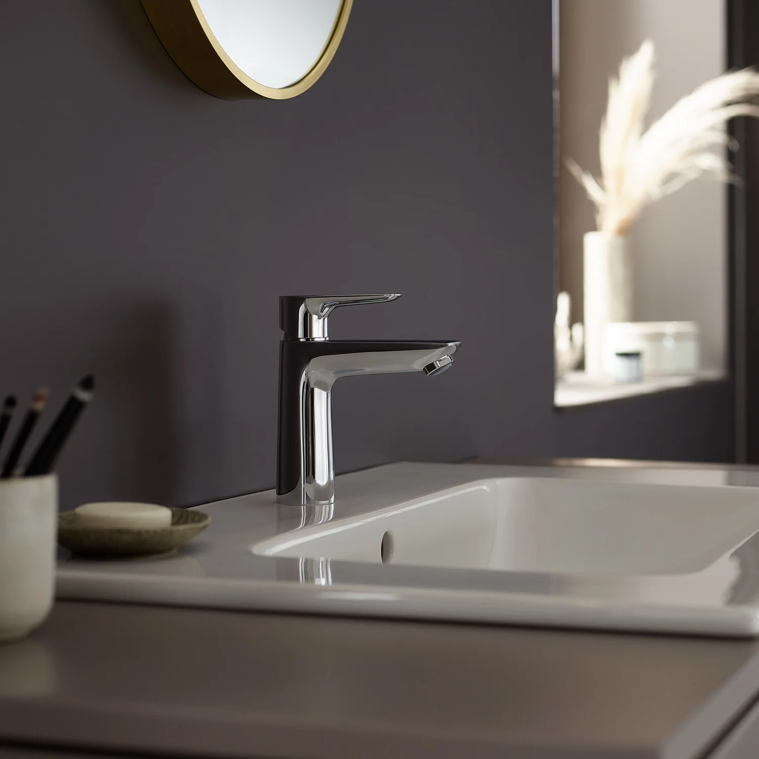 Chromowana bateria umywalkowa w eleganckiej łazience, hansgrohe
