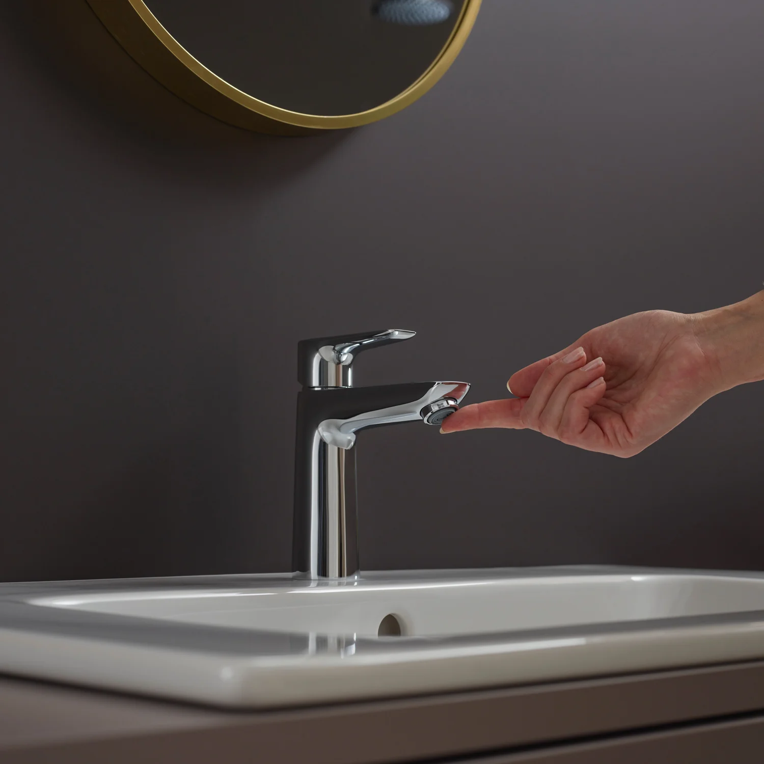 Chromowana bateria umywalkowa z ręką w nowoczesnej łazience, hansgrohe