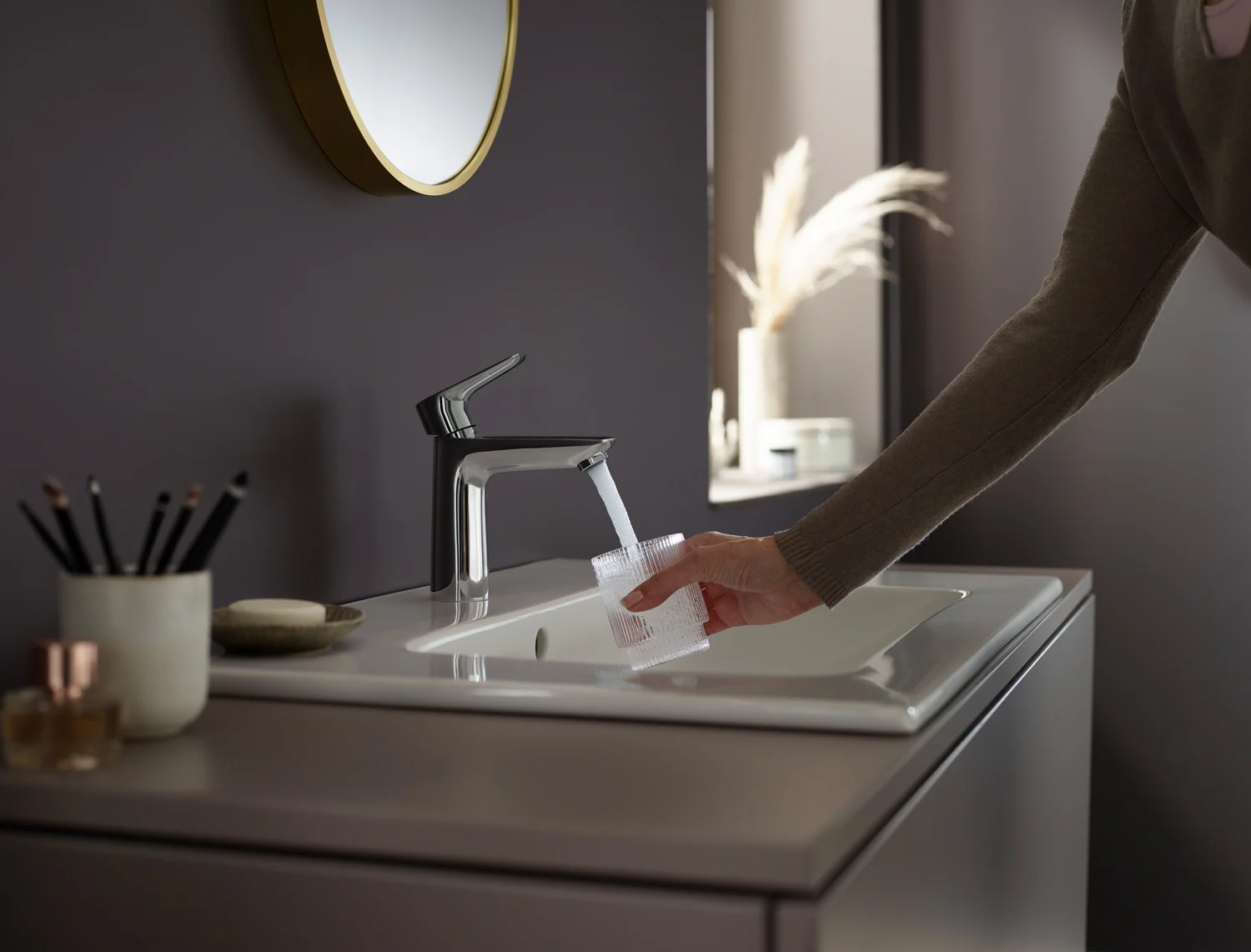 Jednouchwytowa bateria umywalkowa w użyciu, hansgrohe