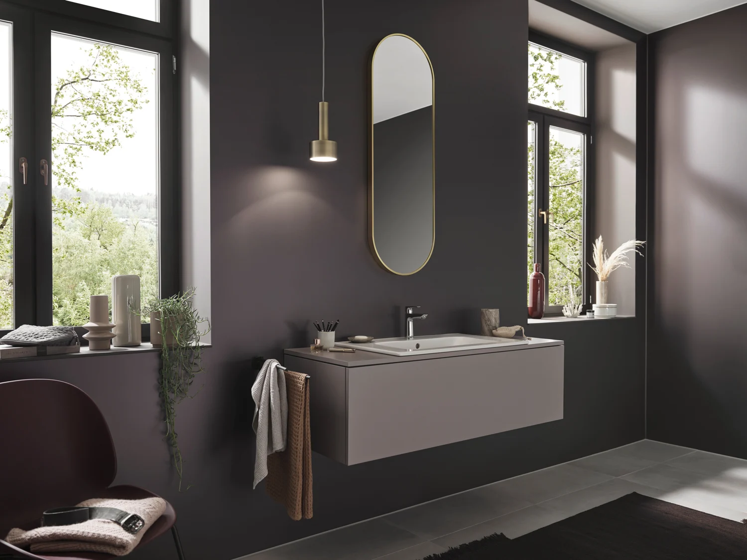 Nowoczesna łazienka z umywalką i lustrem, hansgrohe