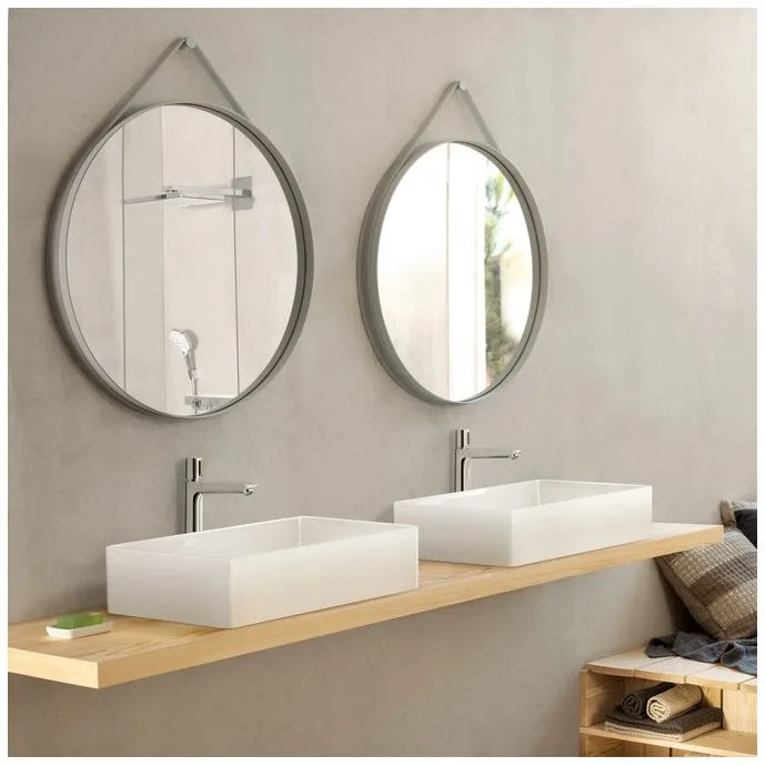 Podwójna umywalka z lustrami w nowoczesnej łazience, hansgrohe
