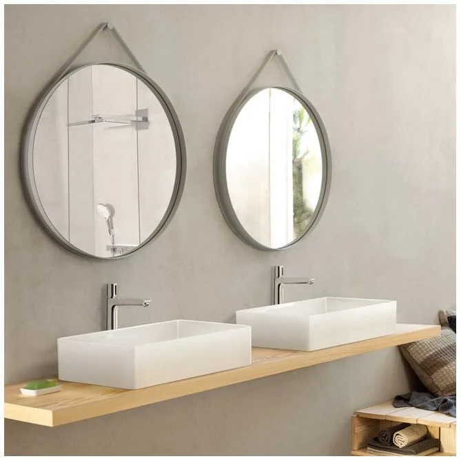 Łazienka z dwoma umywalkami i lustrami, hansgrohe