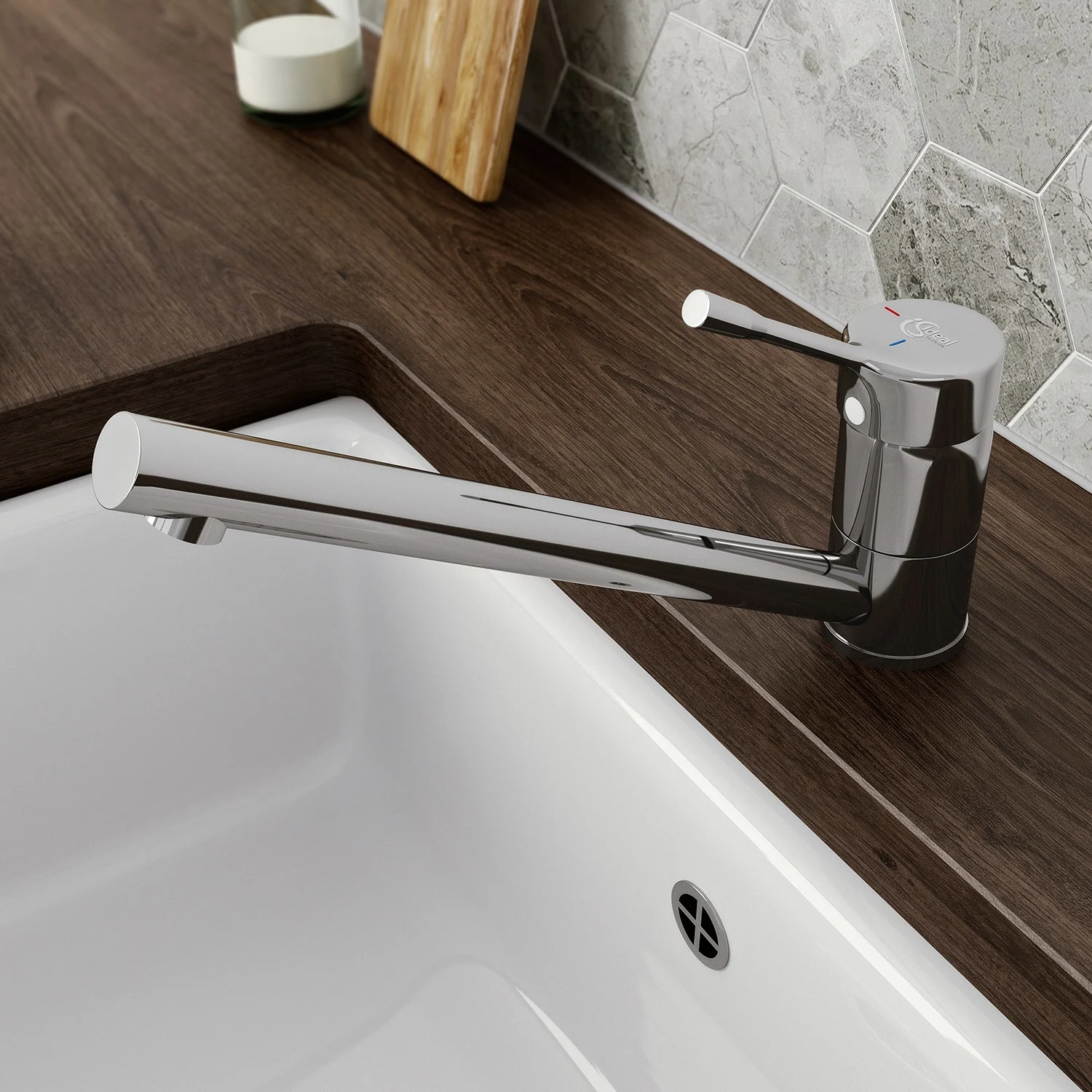 Chromowana bateria kuchenna na ciemnym blacie, Ideal Standard