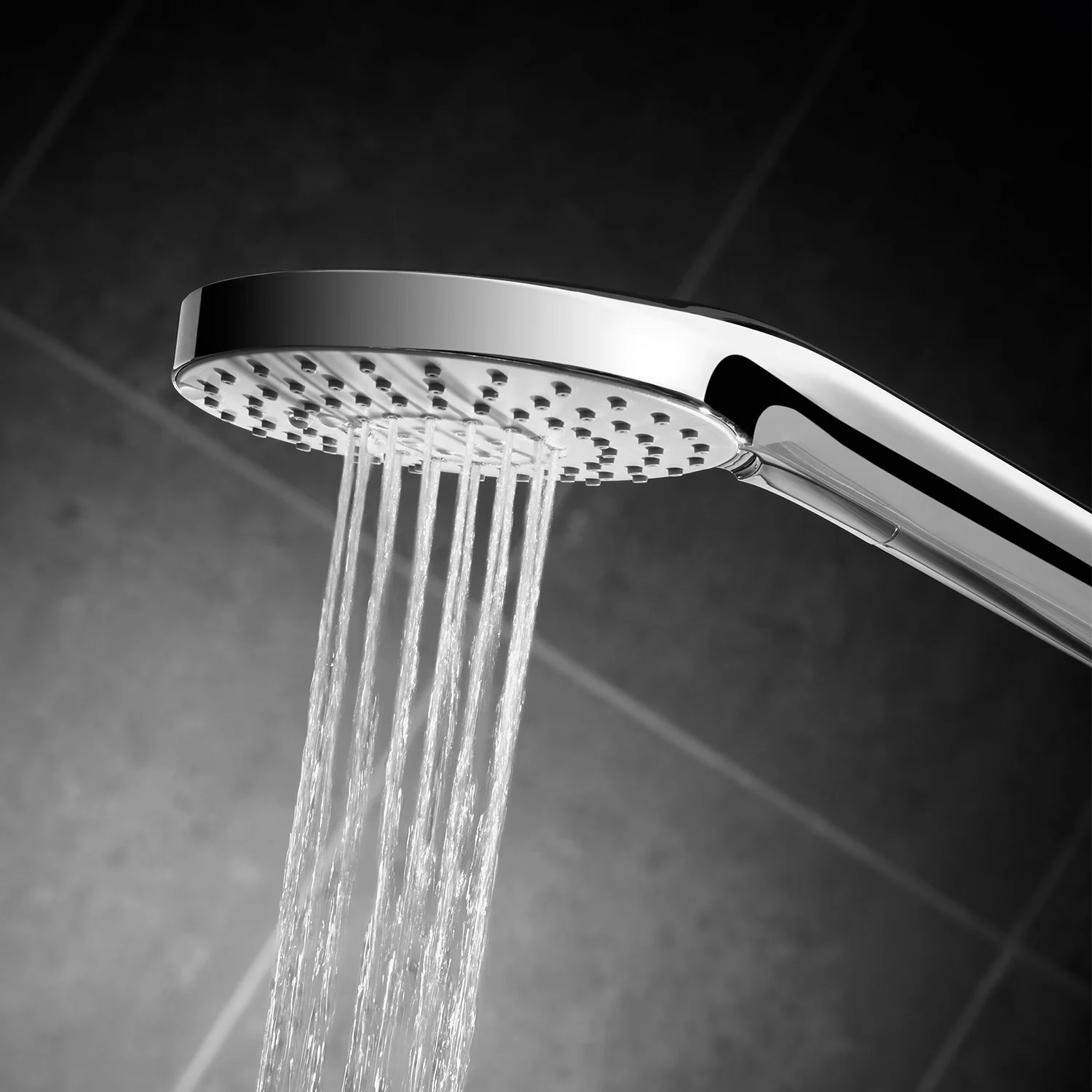 Zbliżenie na słuchawkę prysznicową z strumieniem wody, Ideal Standard