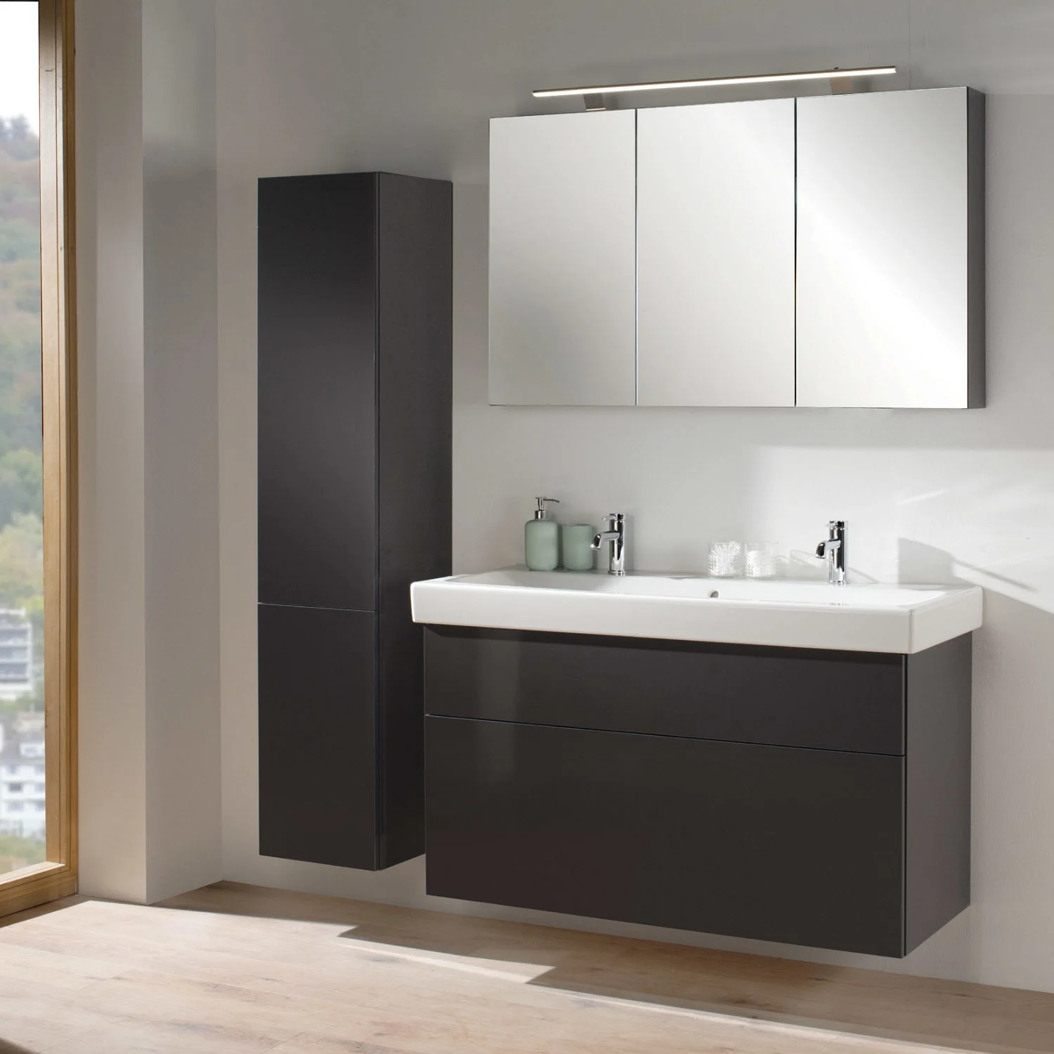 Kronenbach Plana 2.0 Spiegelschrank 120 cm mit 3 Türen und LED-Aufsatzleuchte Bild 7