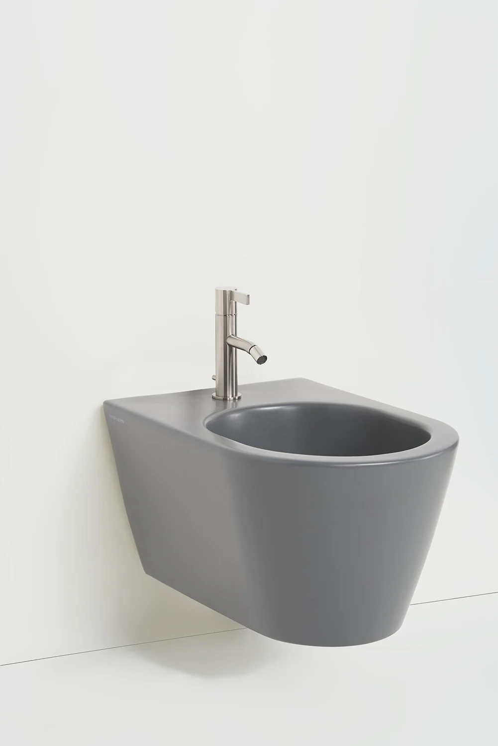 Szare bidet z jednouchwytową baterią widok z boku, Laufen