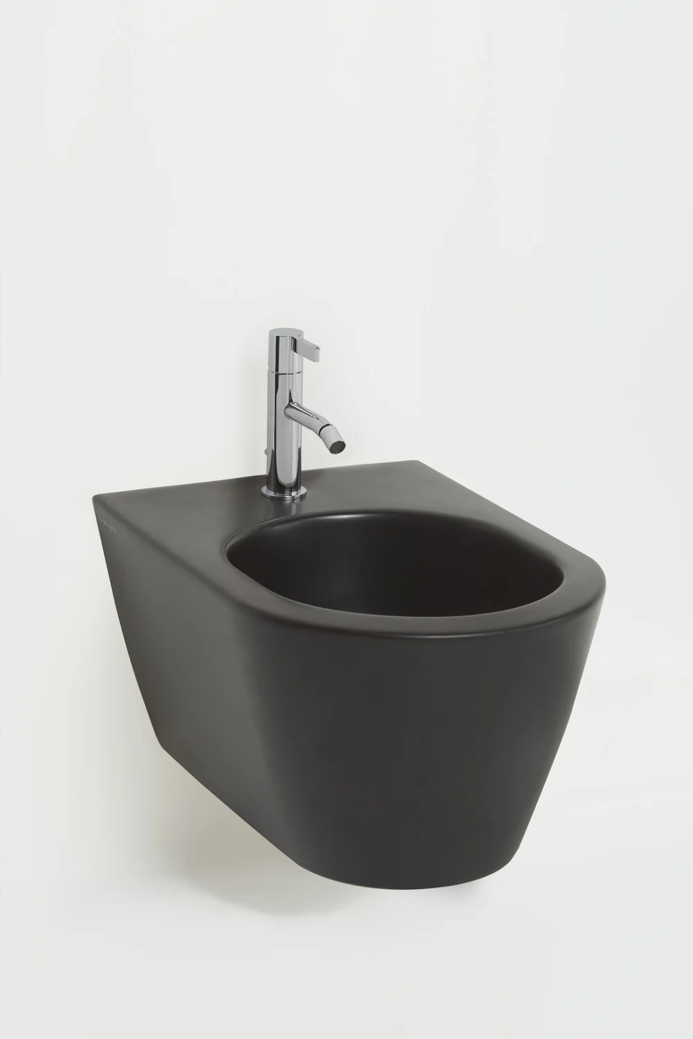 Czarna bidet ścienny z jednouchwytową baterią, Laufen