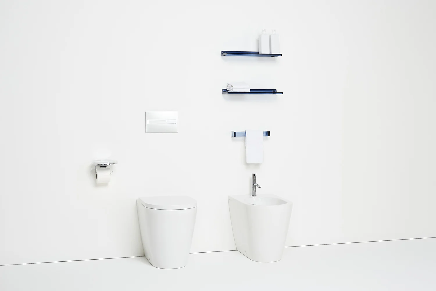 Bidet z jednouchwytową baterią w nowoczesnej łazience, Laufen