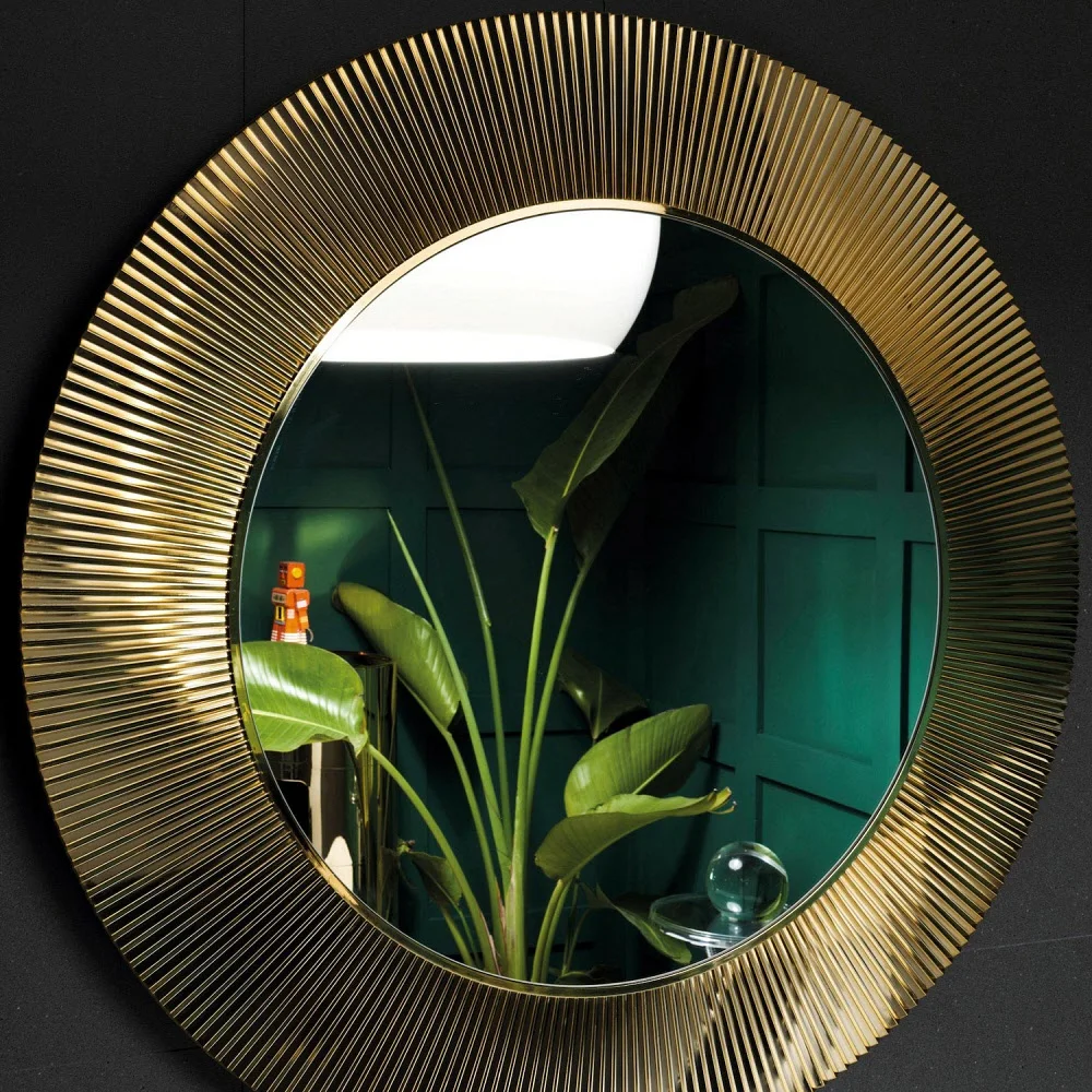 Okrągłe lustro ze złotą ramą w łazience, Laufen