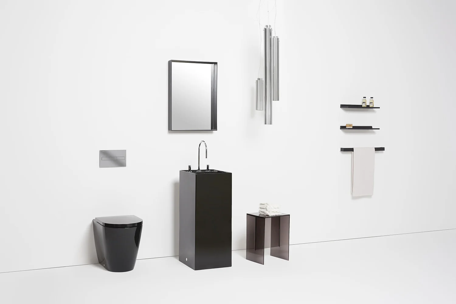 Łazienka z czarną umywalką i lustrem, Laufen