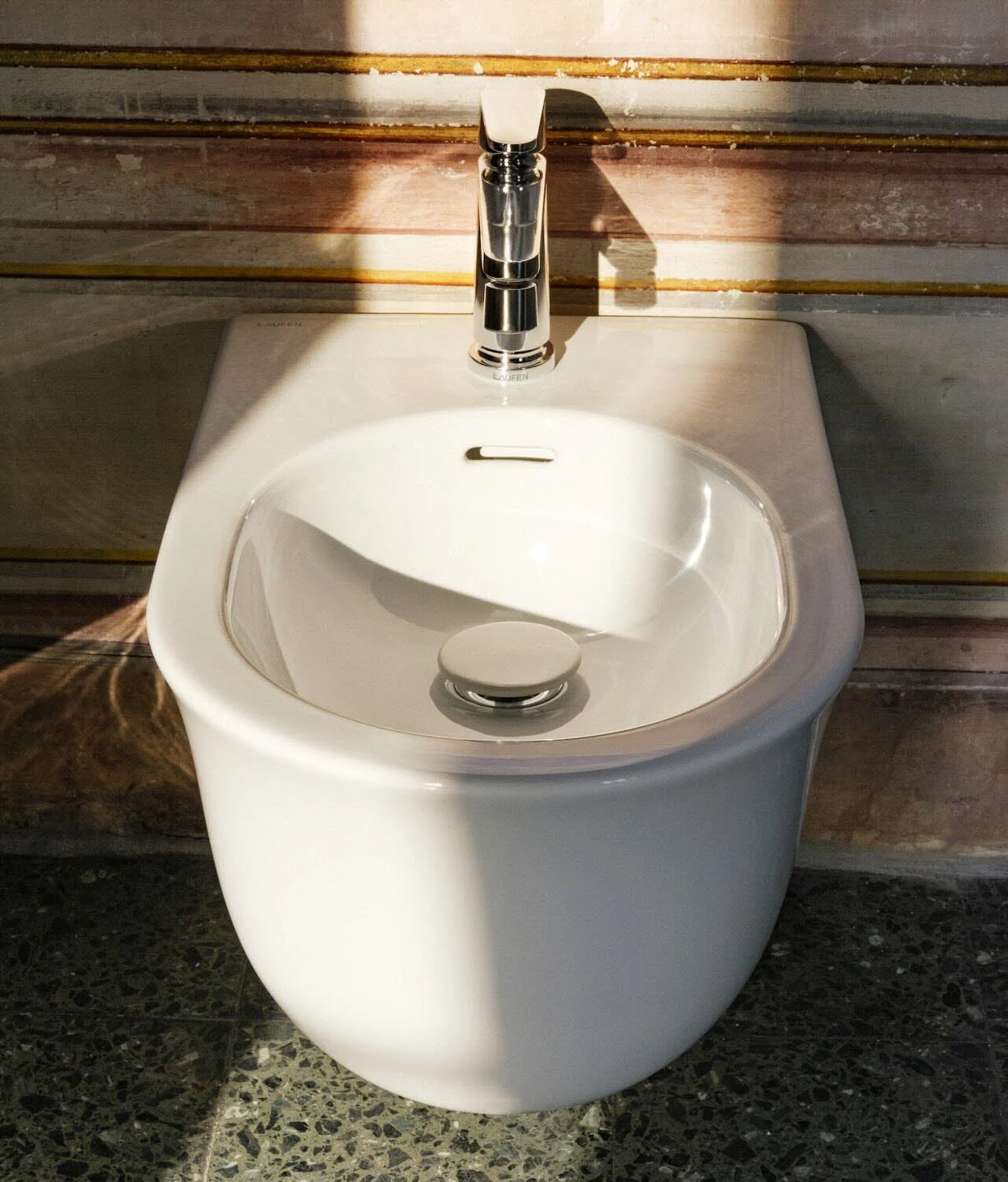 LAUFEN The New Classic Wandbidet mit 1 Hahnloch Bild 2