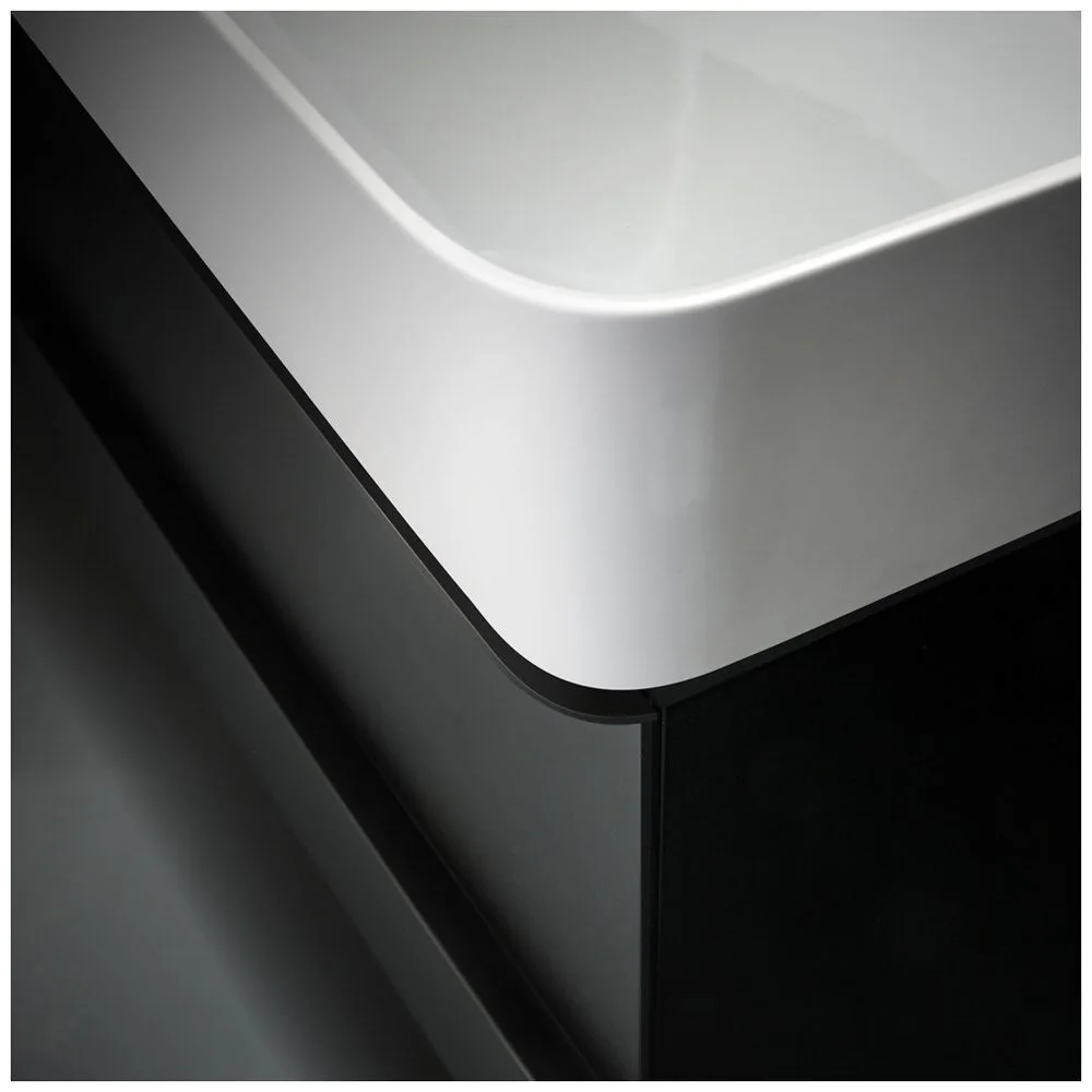 Zbliżenie białej umywalki, Laufen