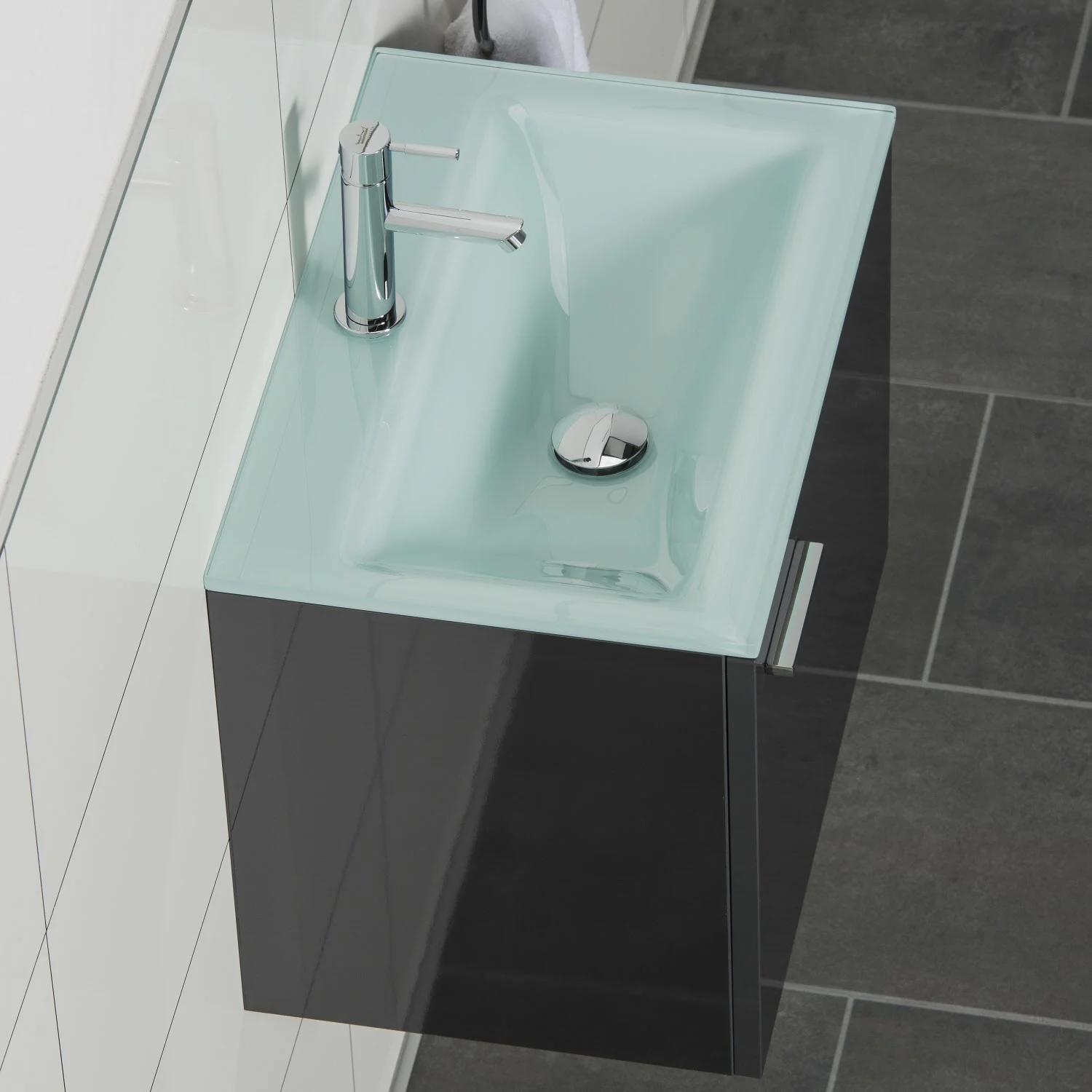 Szklana umywalka z czarną szafką z bliska, progettobagno