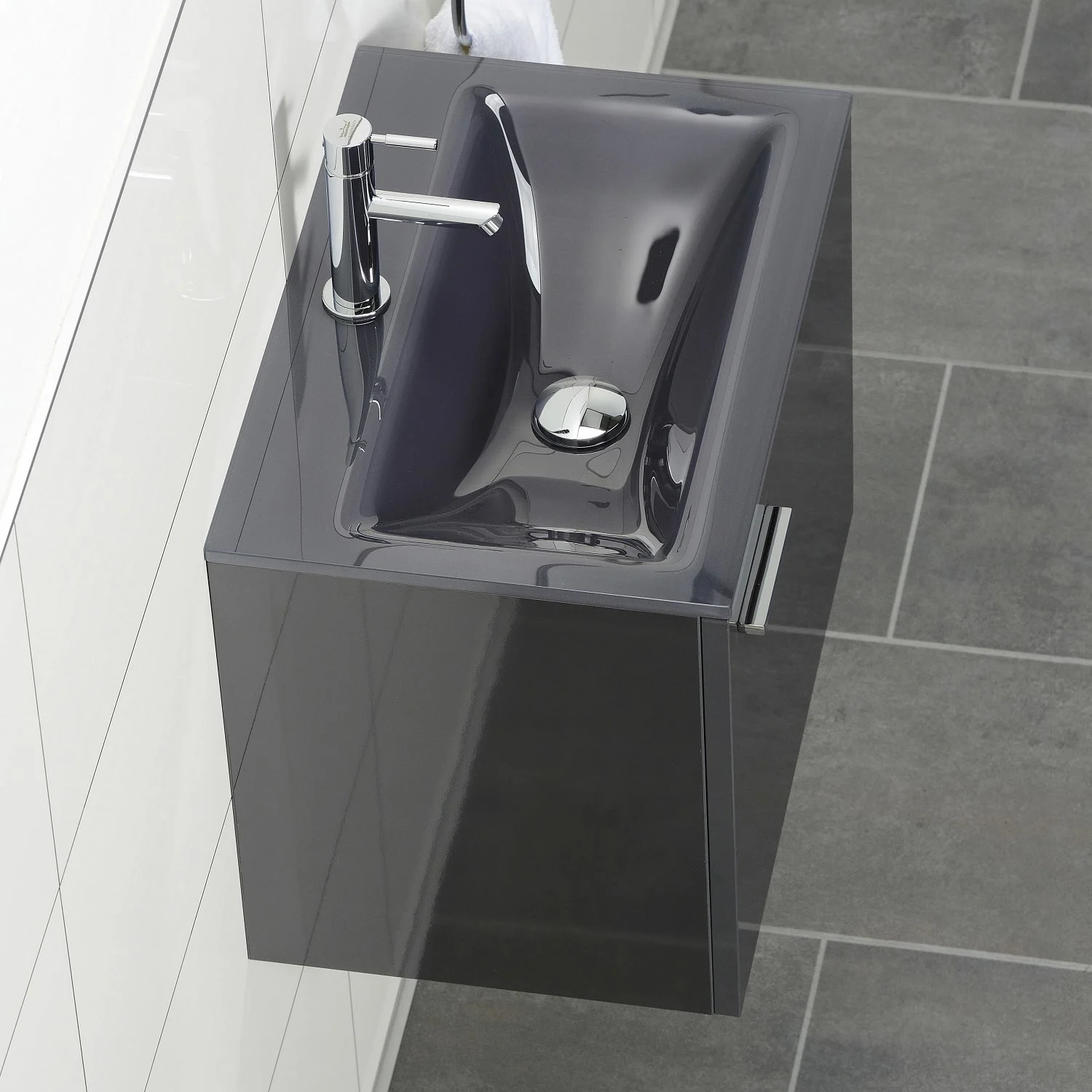 Szklana umywalka z czarną szafką z bliska, Progettobagno