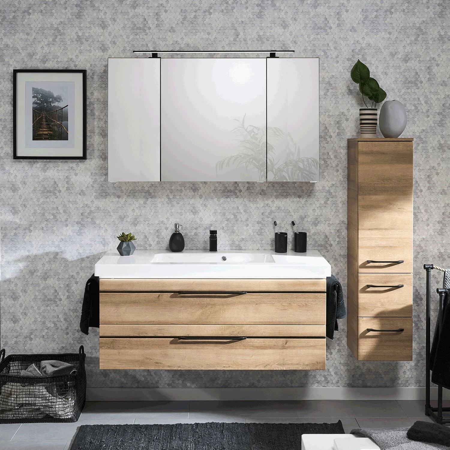Łazienka z umywalką i szafkami, nowoczesny design, Pelipal