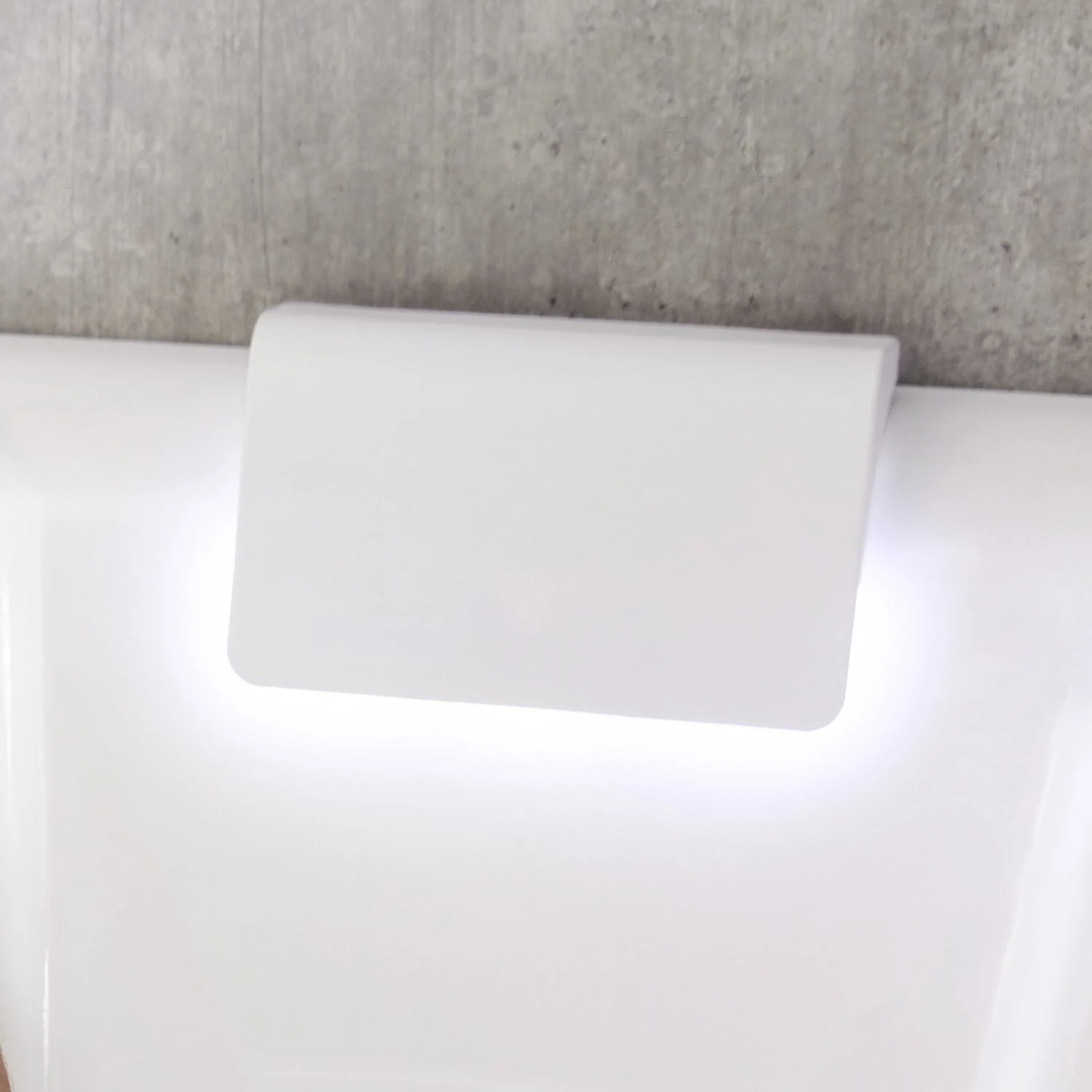 Biała wanna z zagłówkiem w zbliżeniu, Riho