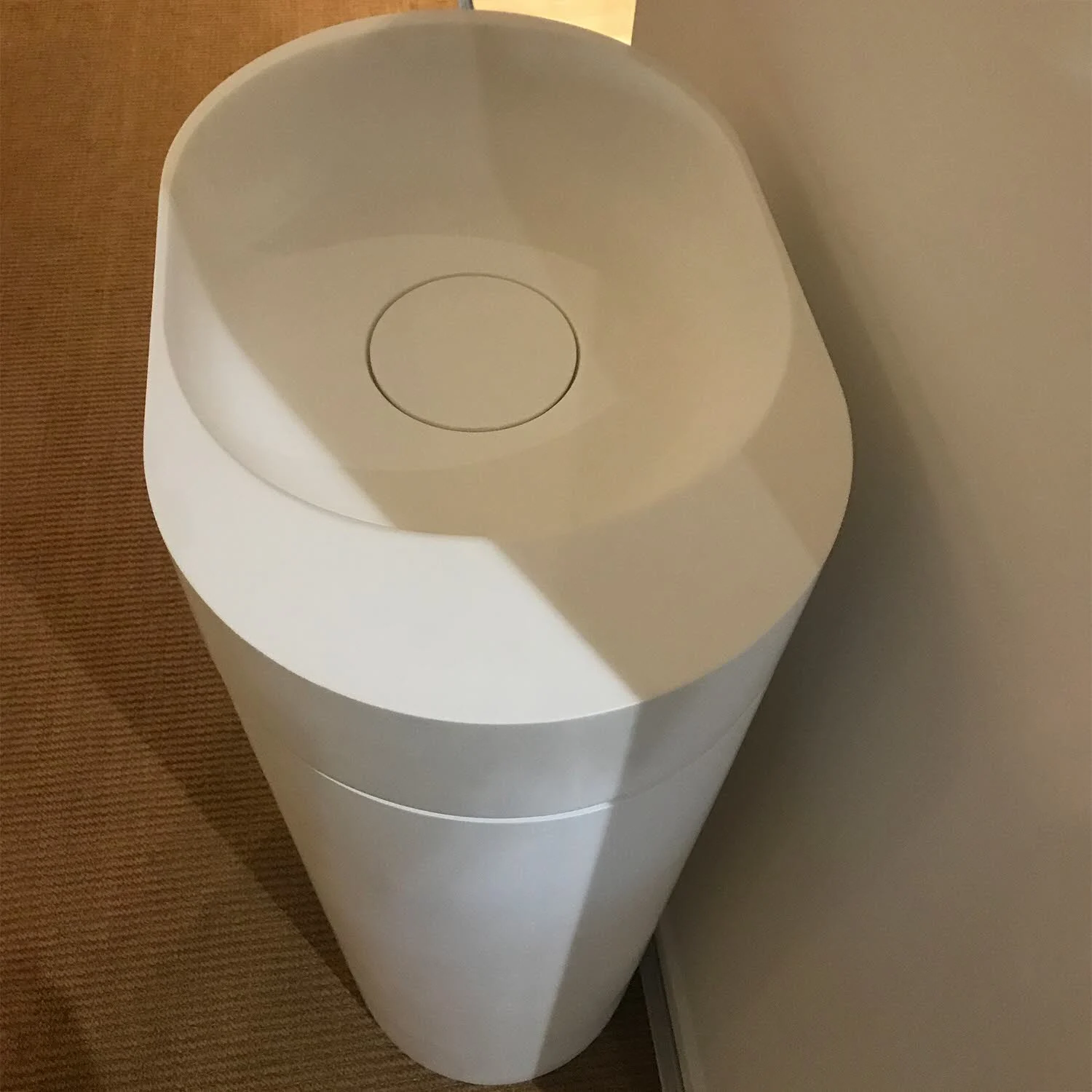 Wolnostojąca umywalka w naturalnym otoczeniu, Riho