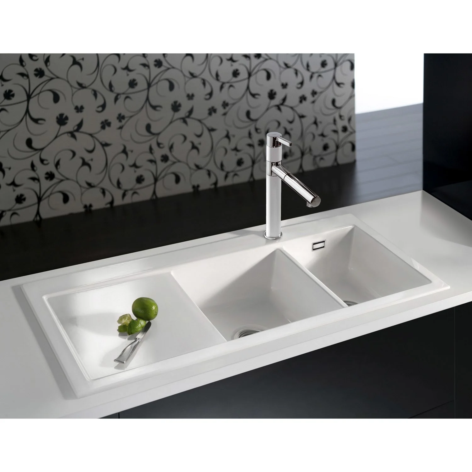 Biały ceramiczny zlew z baterią zbliżenie, Systemceram