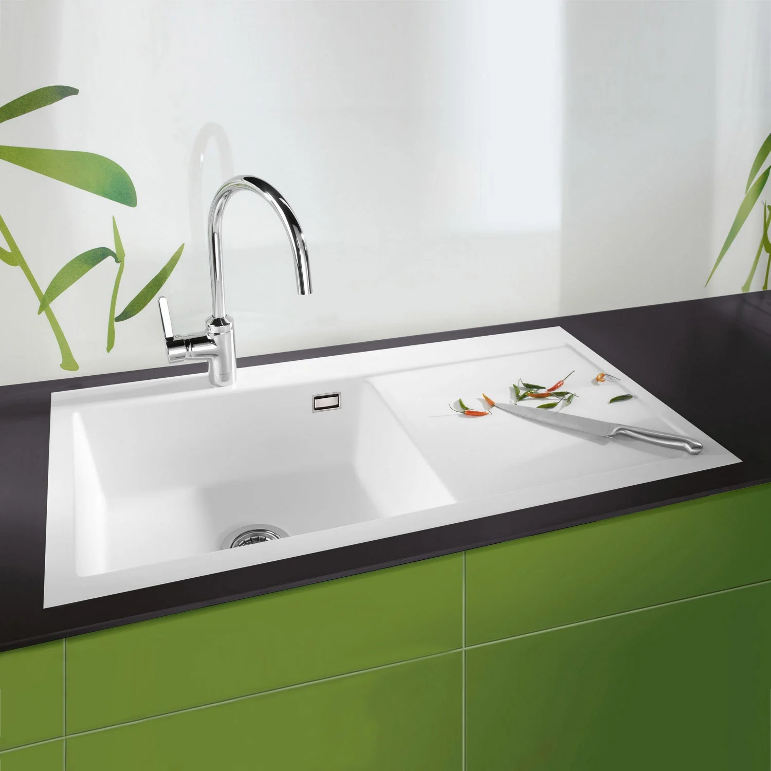 Biały ceramiczny zlew z zieloną szafką w kuchni, Systemceram