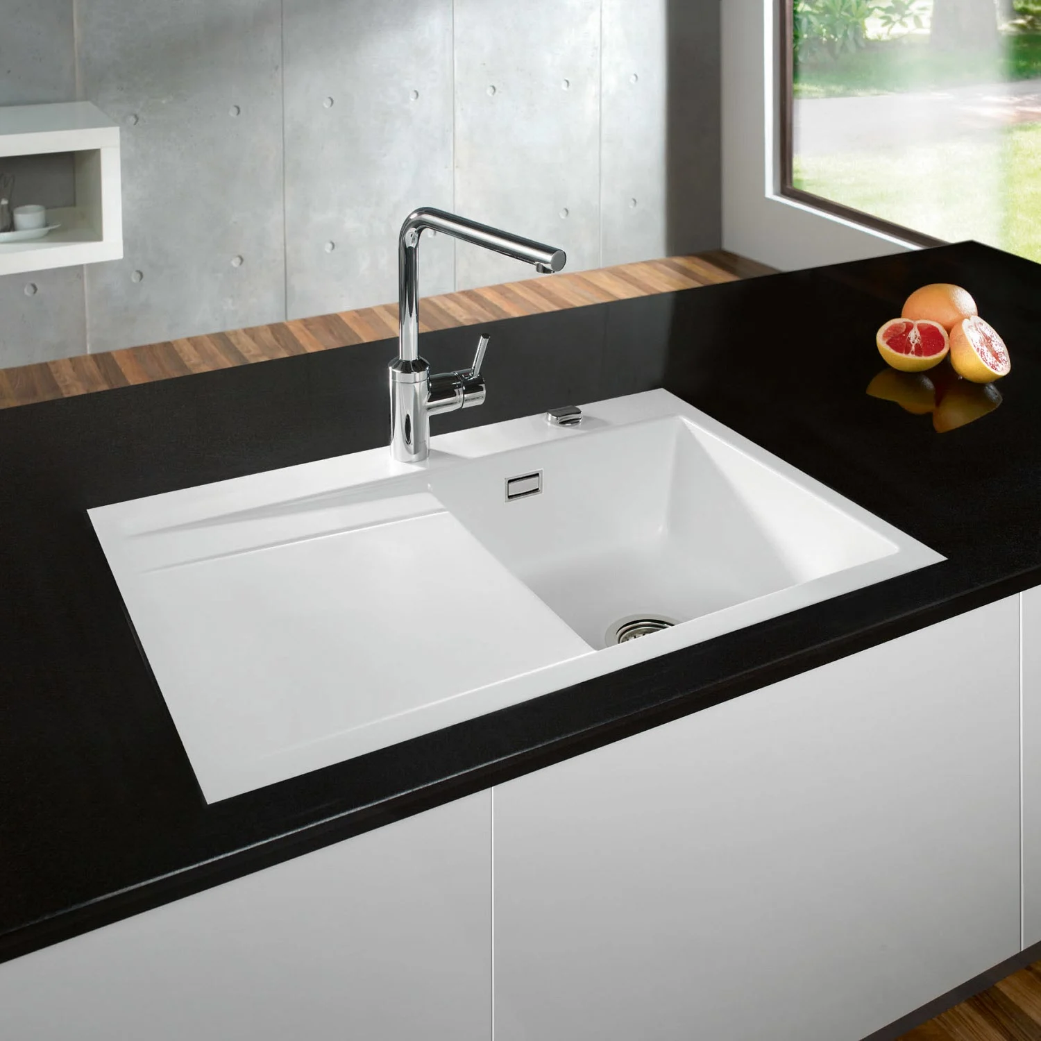 Biały zlew ceramiczny w czarnym blacie, Systemceram