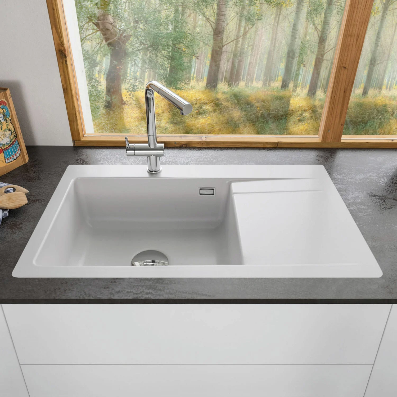 Biały zlewozmywak ceramiczny w nowoczesnej kuchni, Systemceram