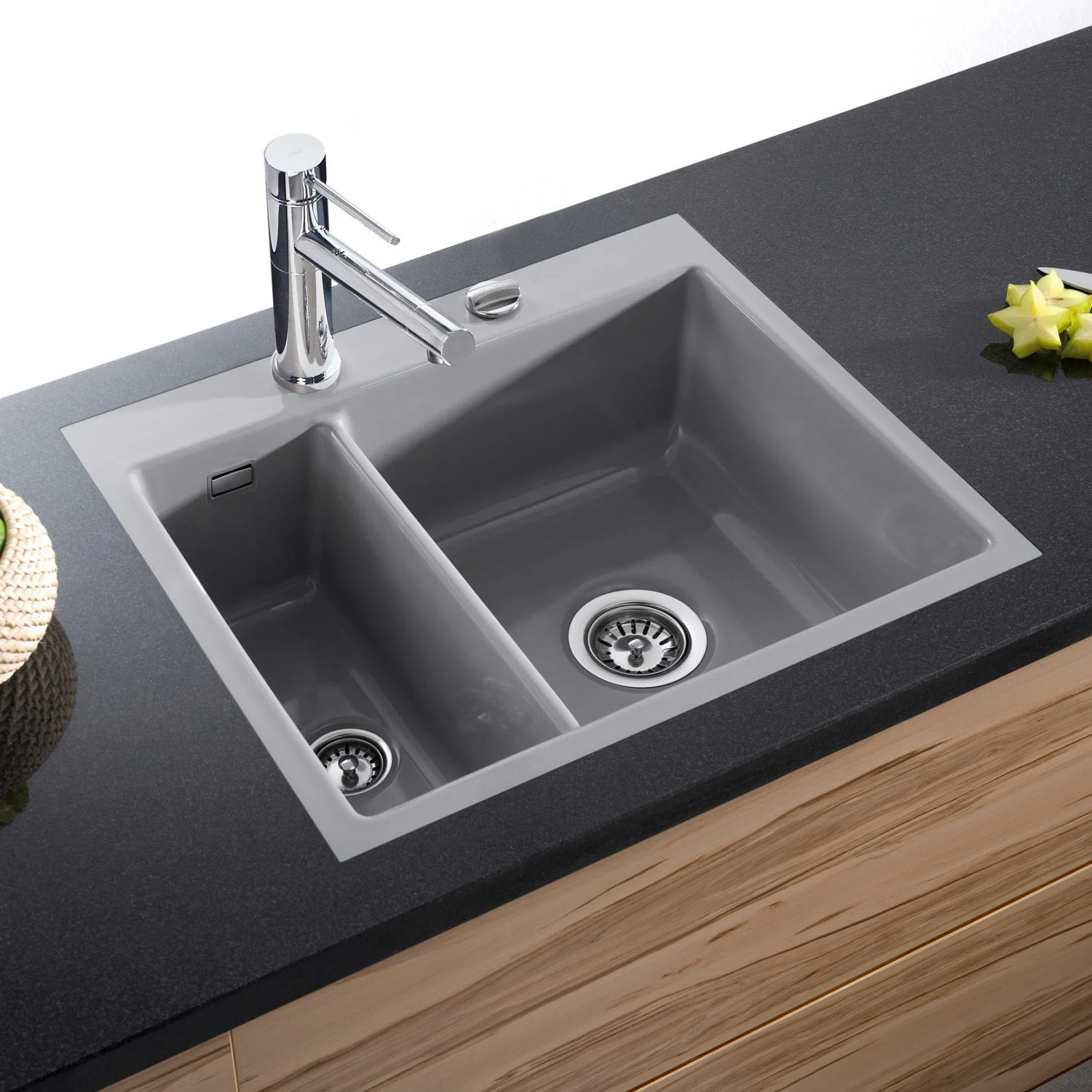 Szary zlewozmywak ceramiczny z baterią w blacie kuchennym, Systemceram