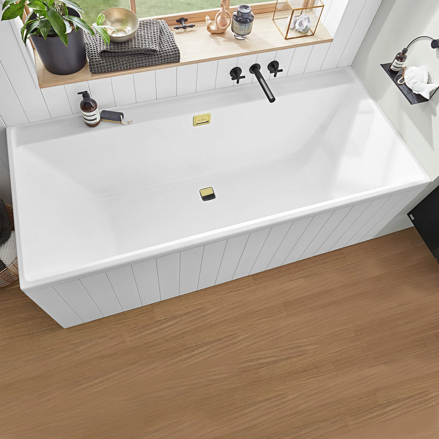 Biała wanna w łazience z drewnianą podłogą, Villeroy & Boch