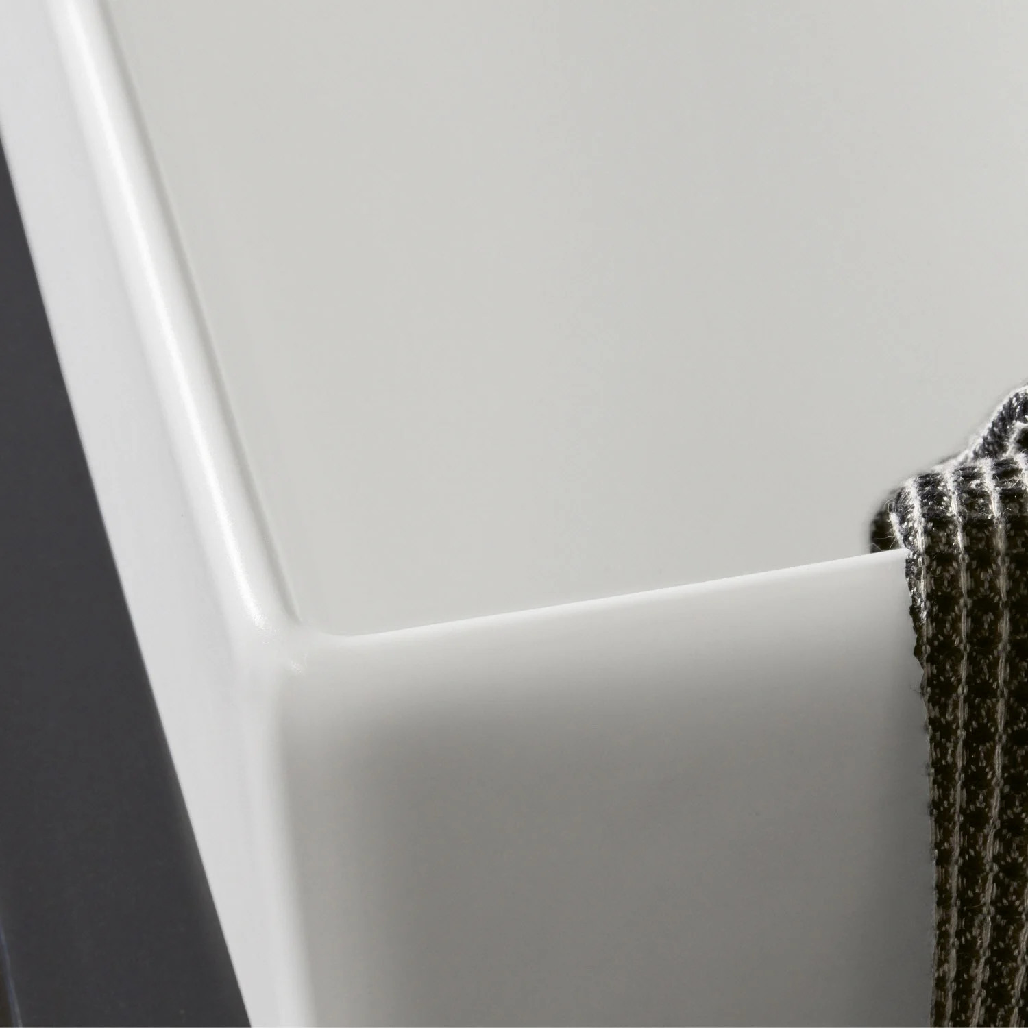 Zbliżenie białej powierzchni ceramicznej z ręcznikiem, Villeroy & Boch
