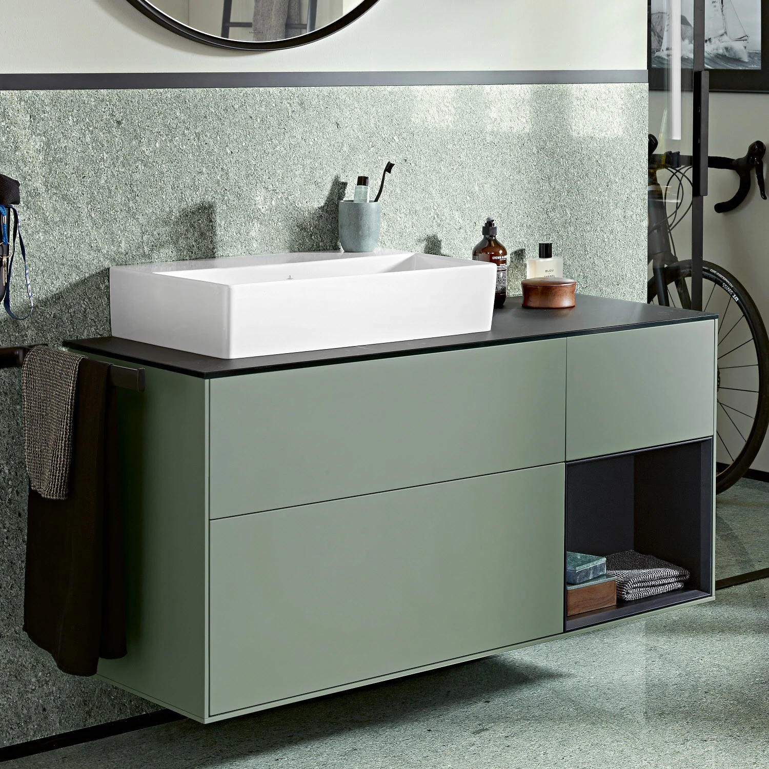 Umywalka na zielonej szafce w łazience, Villeroy & Boch