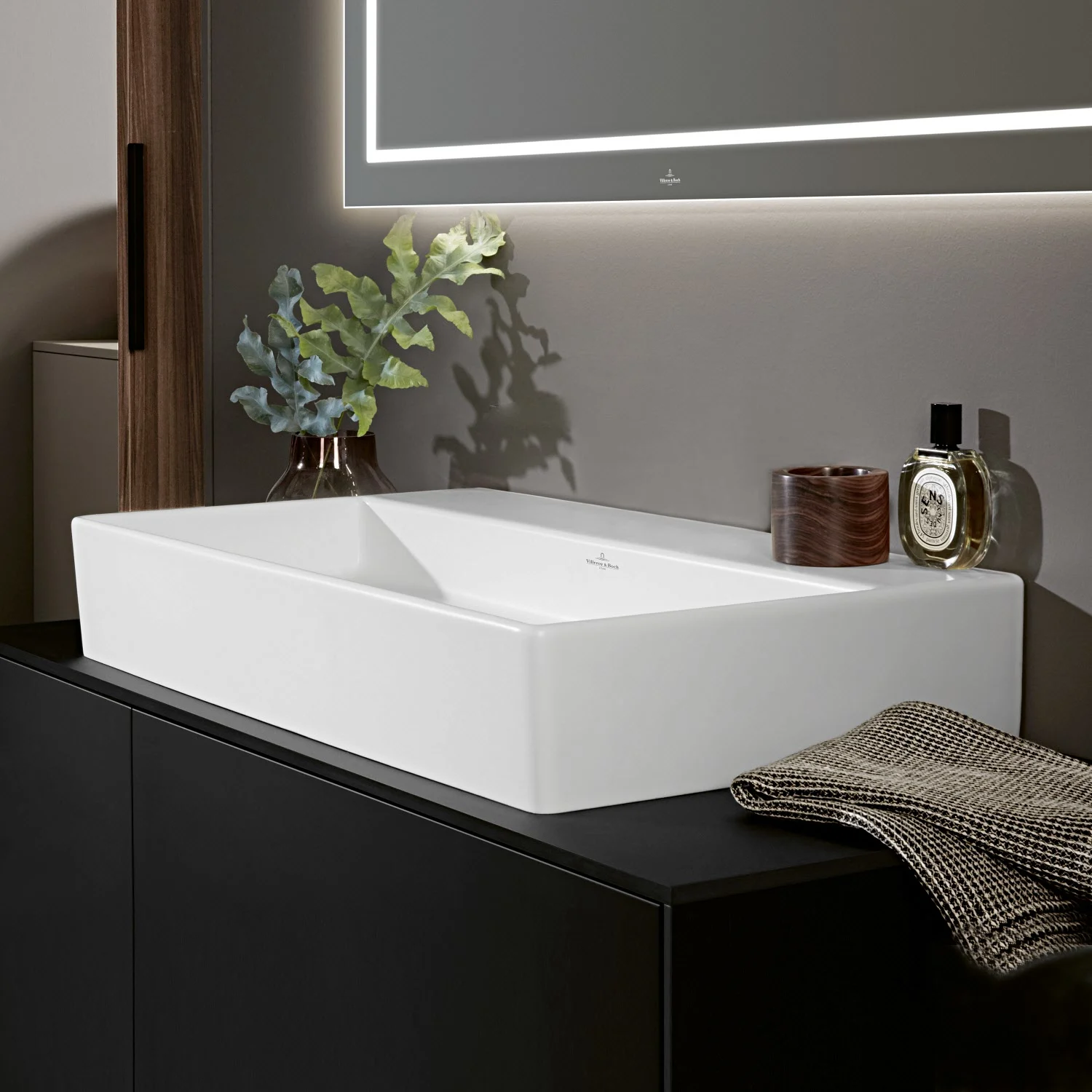 Biała umywalka na czarnej szafce w łazience, Villeroy & Boch