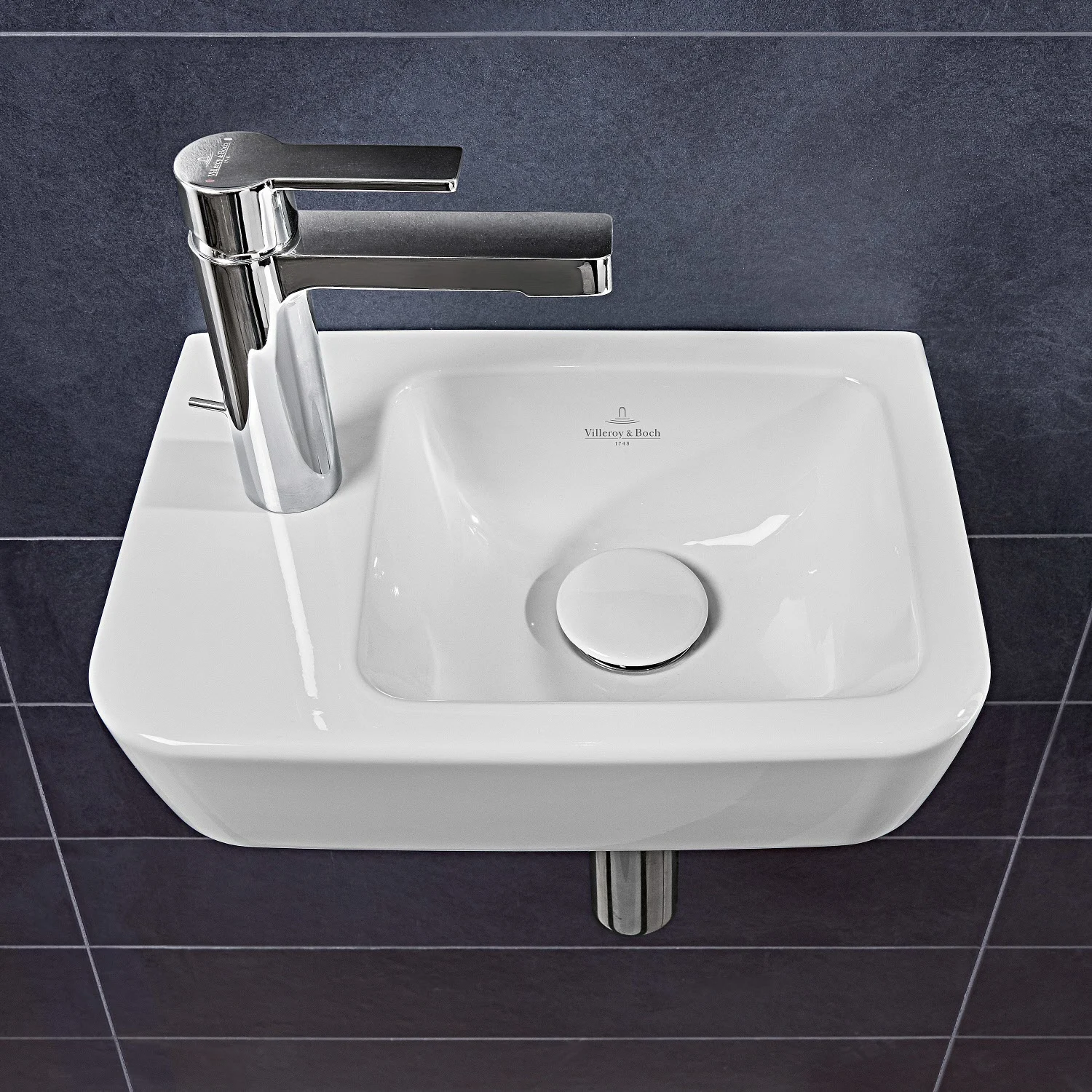 Biała umywalka z baterią na ścianie, Villeroy & Boch