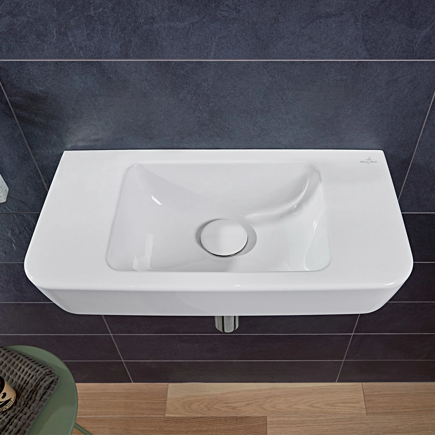 Biała umywalka z baterią i płytkami, Villeroy & Boch