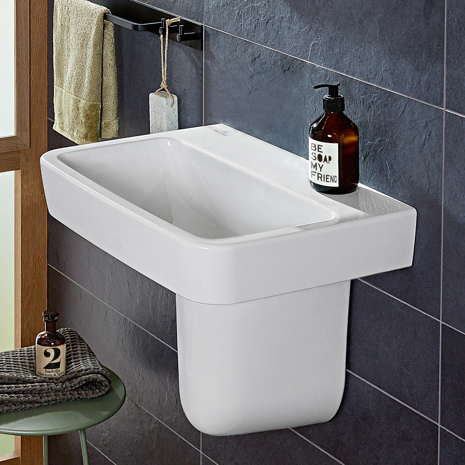 Biała umywalka z baterią w łazience, Villeroy & Boch