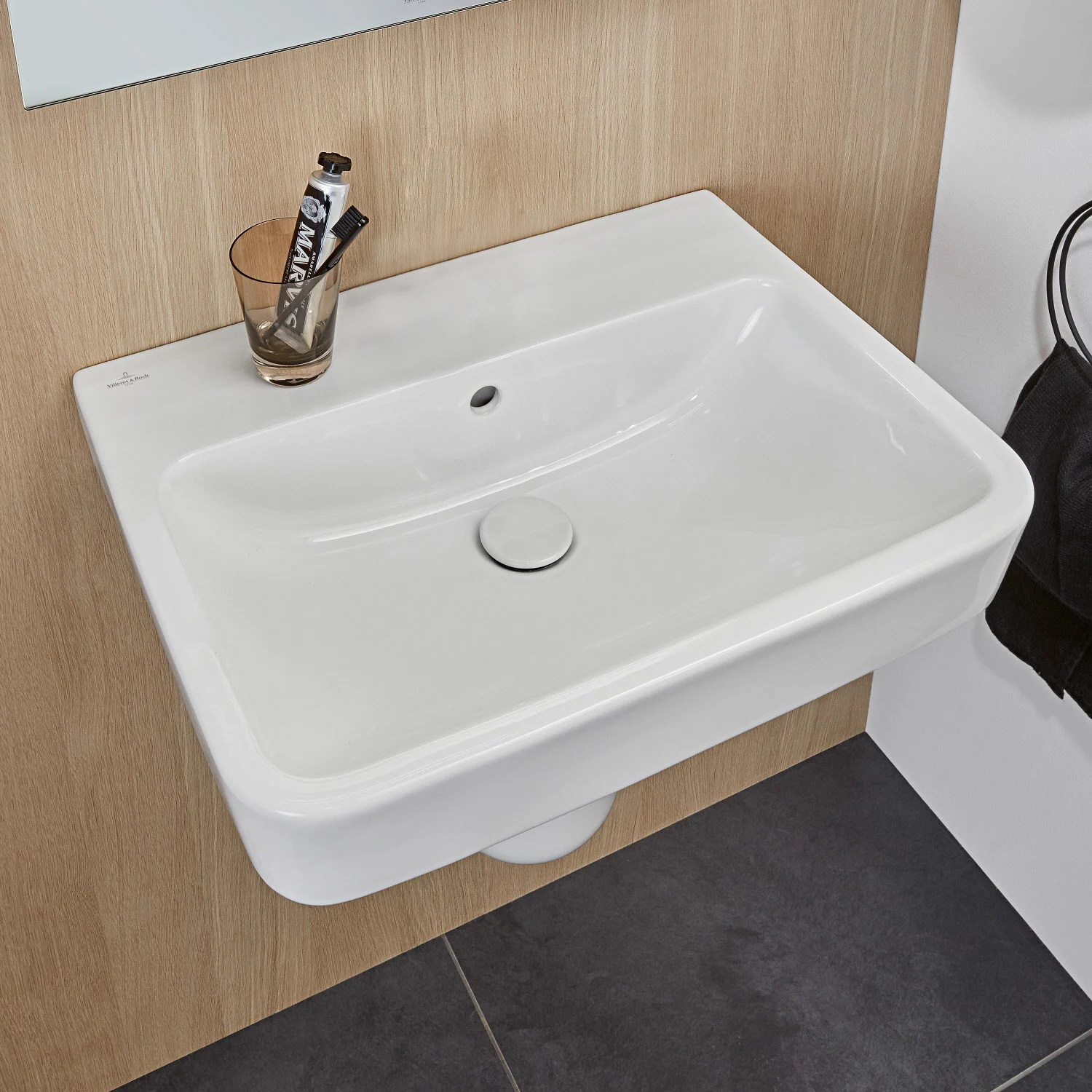 Biała umywalka bez baterii w zbliżeniu, Villeroy & Boch