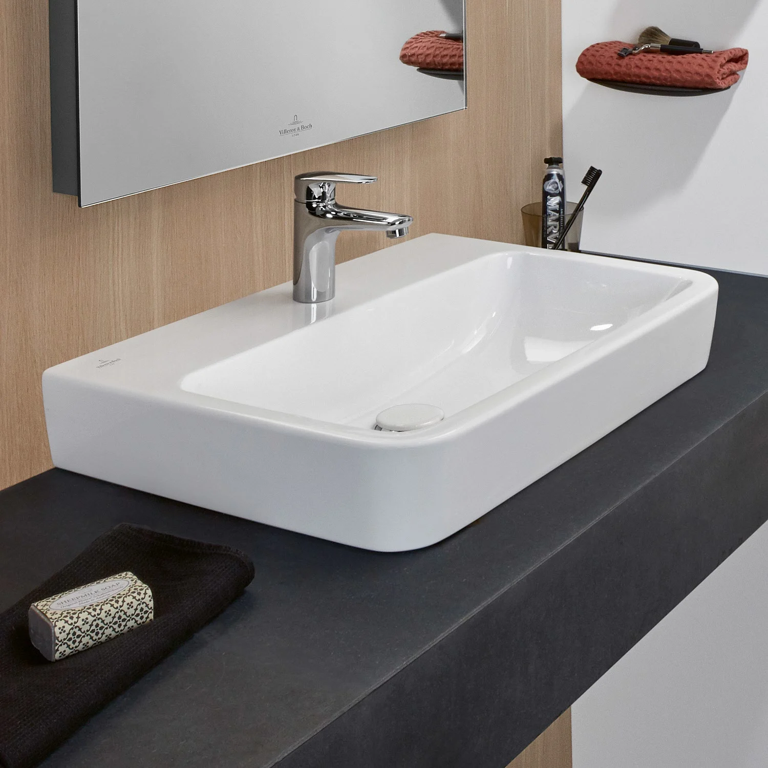 Biała umywalka z baterią w zbliżeniu, Villeroy & Boch