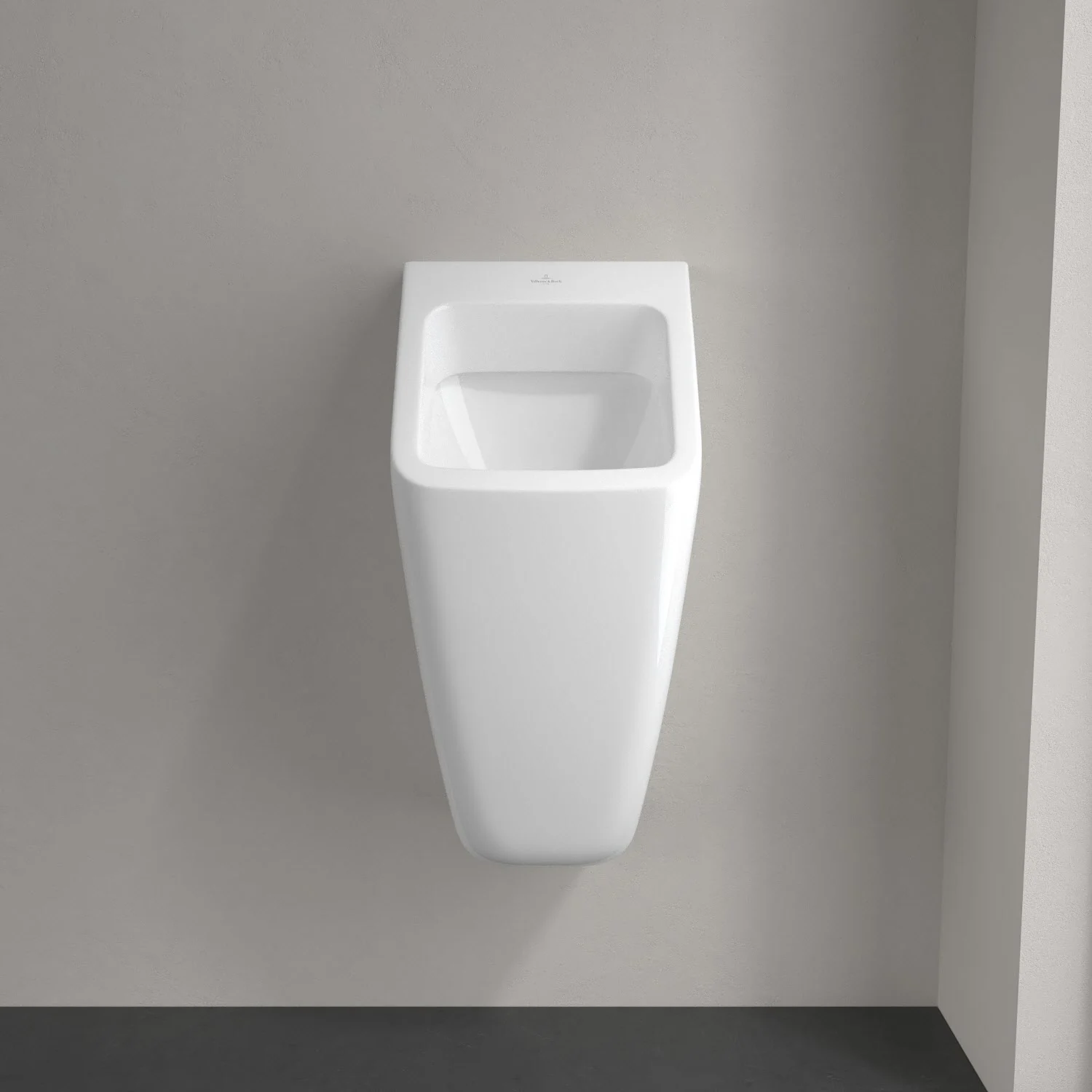 Biały pisuar zamontowany na szarej ścianie, Villeroy & Boch