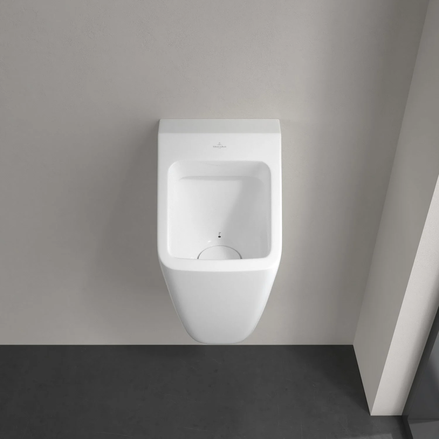 Biały pisuar zamontowany na szarej ścianie, Villeroy & Boch