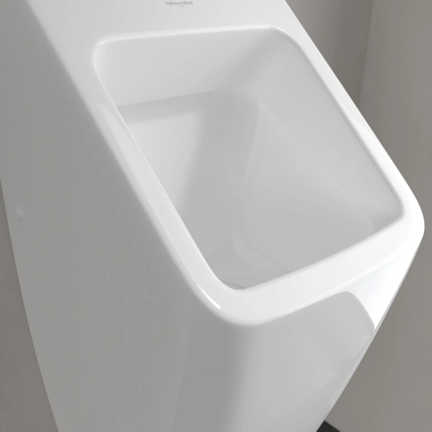 Zbliżenie białego pisuaru na ścianie, Villeroy & Boch