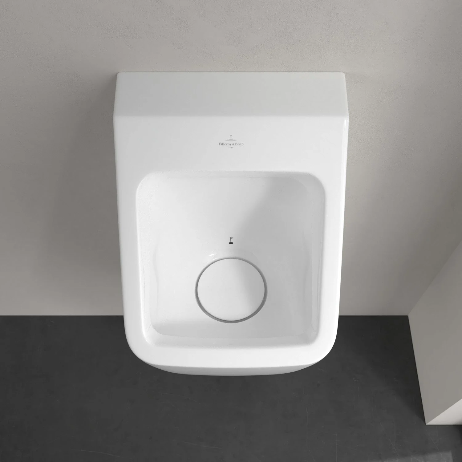 Biała pisuar zbliżenie na ścianie, Villeroy & Boch