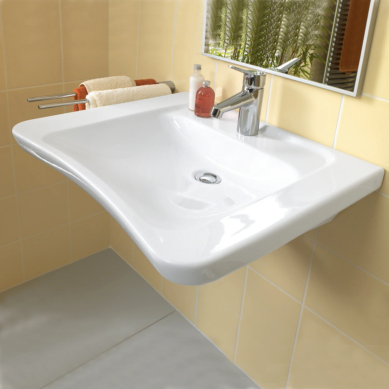 Umywalka z baterią w łazienkowym otoczeniu, Villeroy & Boch