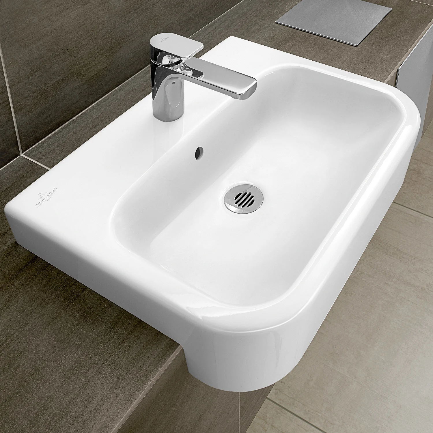 Zbliżenie białej umywalki z kranem, Villeroy & Boch