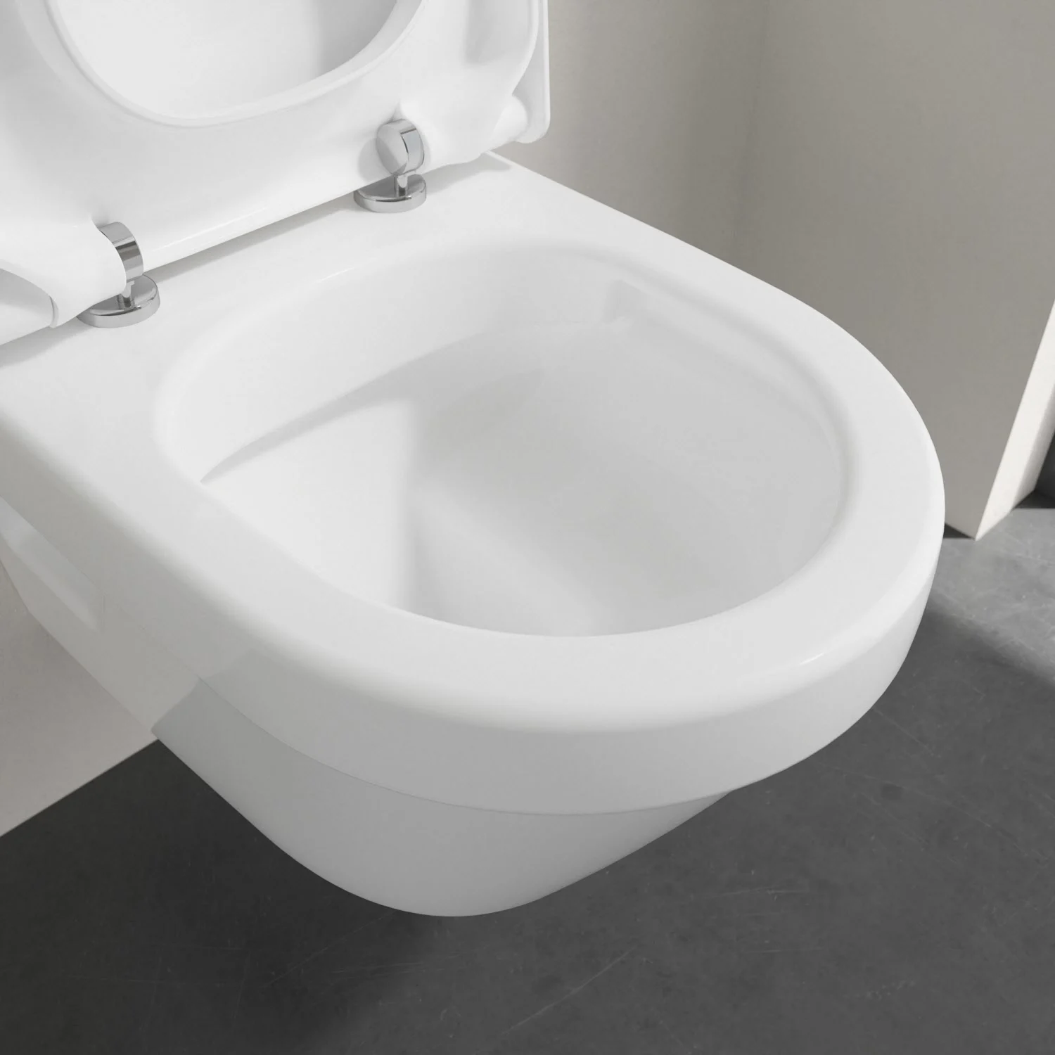 Biała toaleta z otwartą pokrywą w łazience, Villeroy & Boch